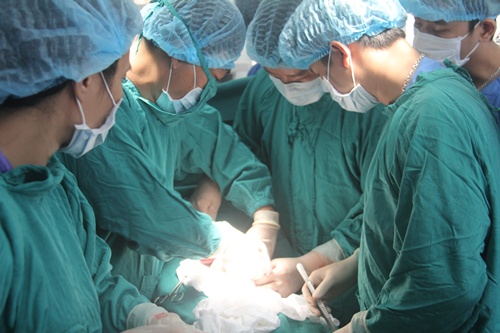 Bệnh viện Sản – Nhi Vĩnh Phúc phẫu thuật thành công một trẻ sơ sinh bị tắc tá tràng bẩm sinh.