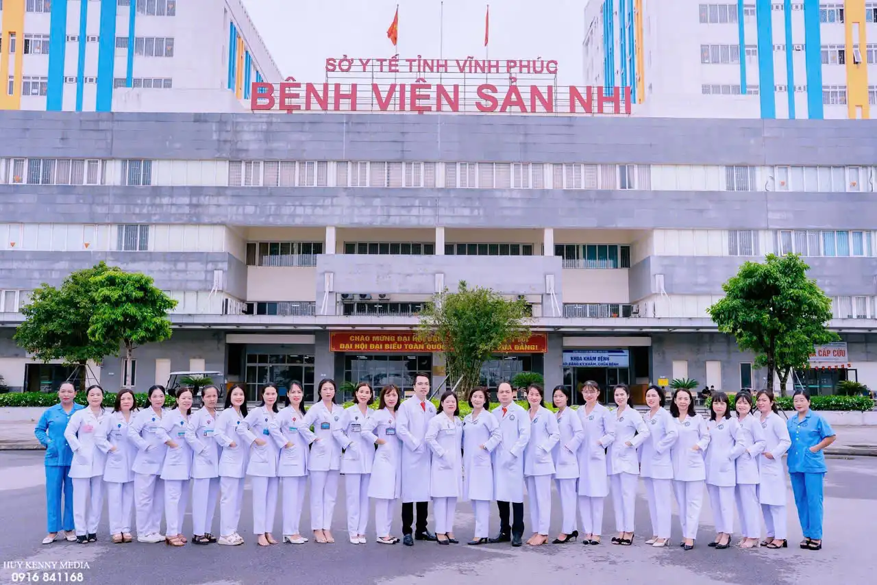Khoa Sản - Bệnh viện Sản Nhi Vĩnh Phúc. 4 Phó Giám đốc phụ trách khối chụp ảnh lưu niệm cùng tập thể cán bộ khoa Sản.