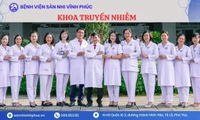 Giám đốc Bệnh viện, Phó Giám đốc Phụ trách khối chụp ảnh lưu niệm cùng tập thể cán bộ khoa Truyền Nhiễm.