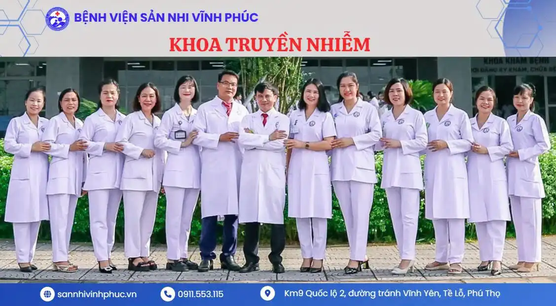 Giám đốc Bệnh viện, Phó Giám đốc Phụ trách khối chụp ảnh lưu niệm cùng tập thể cán bộ khoa Truyền Nhiễm.