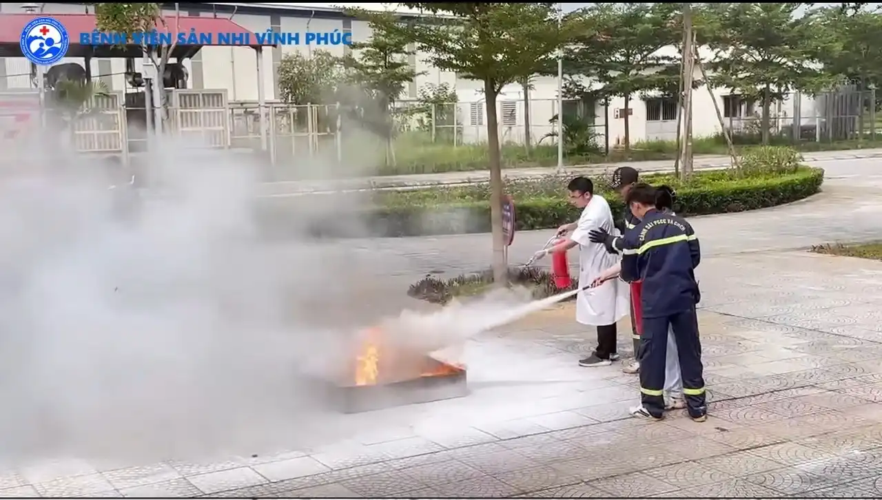 Diễn tập phòng cháy chữa cháy cứu nạn cứu hộ năm 2025. 1 Thực hành sử dụng bình chữa cháy