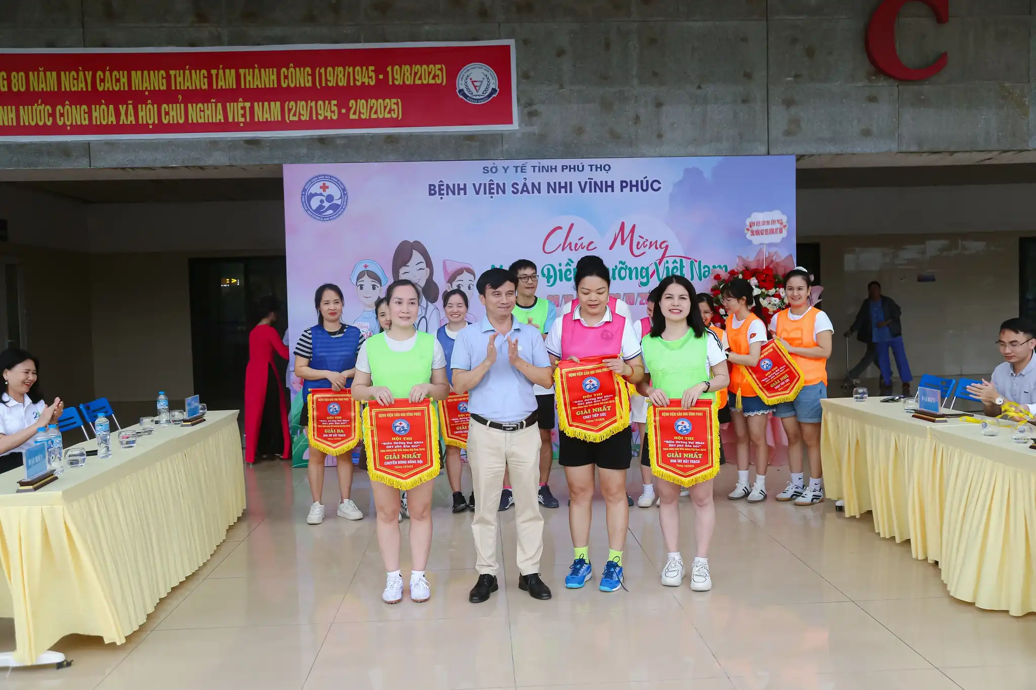 Chúc mừng 35 năm ngày Điều dưỡng Việt Nam (26/10/1990-26/10-2025). 6 BSCKII. Tô Quang Hưng trao giải Nhất các nội dung cho các đội thi.