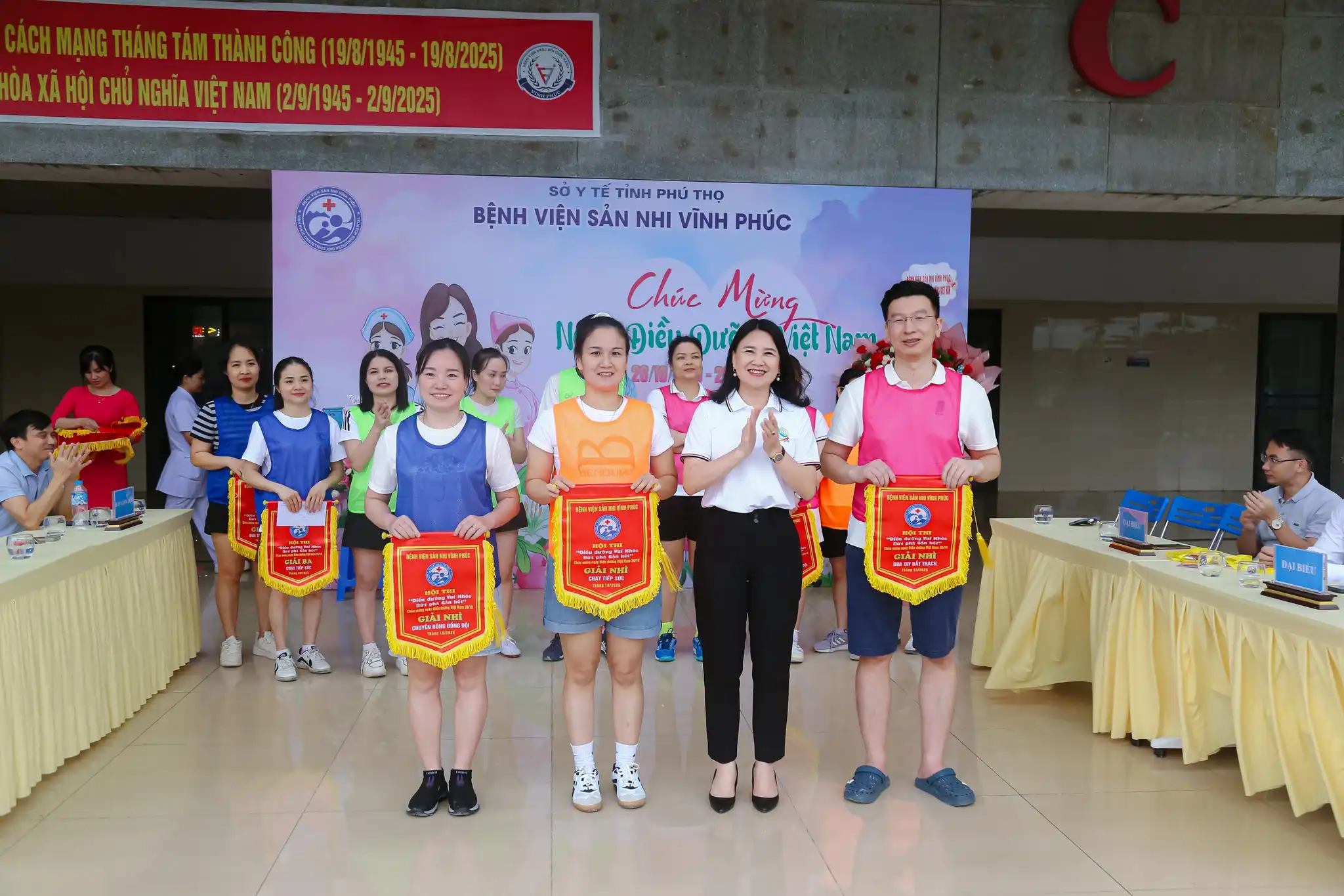 Chúc mừng 35 năm ngày Điều dưỡng Việt Nam (26/10/1990-26/10-2025). 7 BSCKII. Nguyễn Thu Thủy trao giải Nhì các nội dung cho các đội thi.