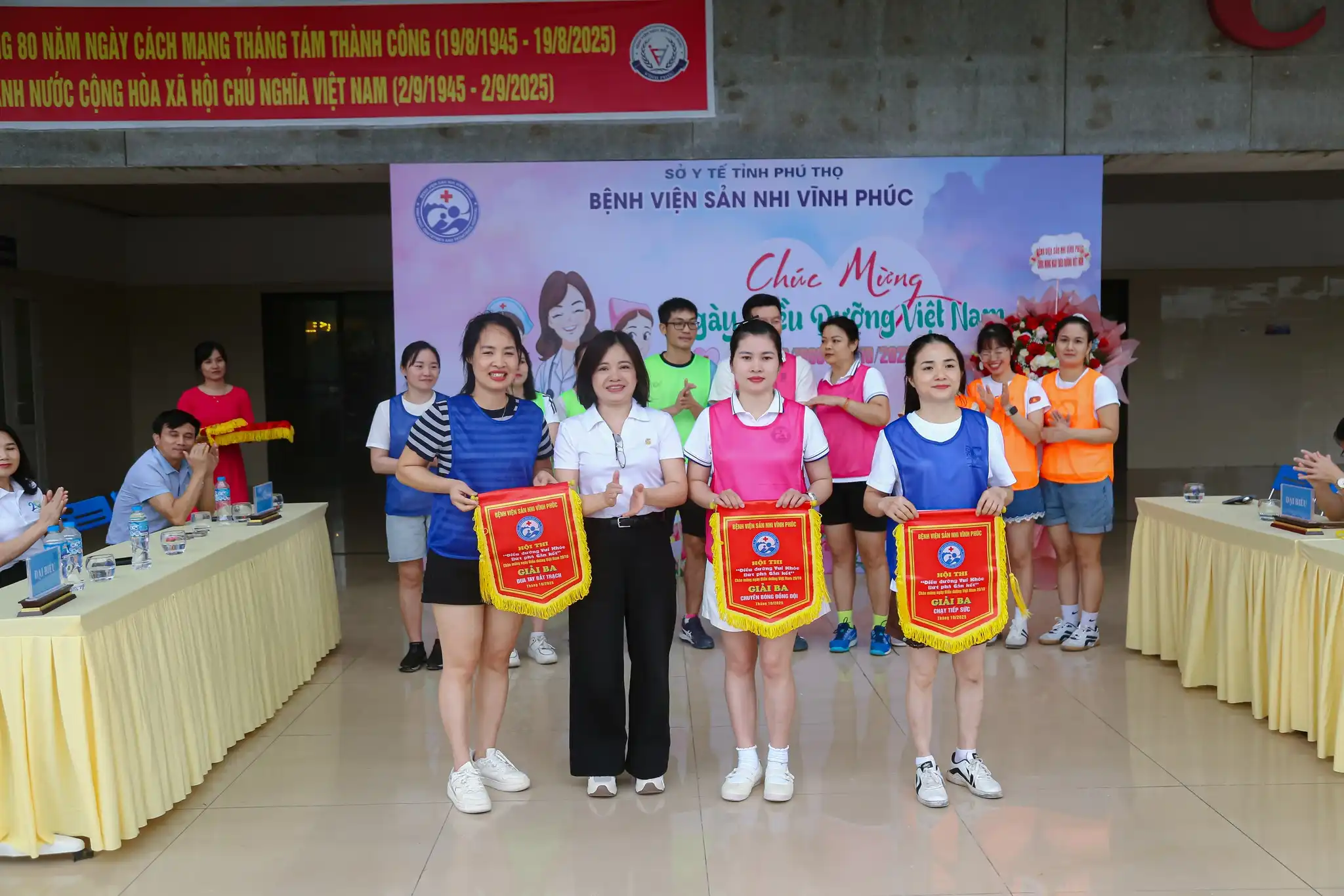 Chúc mừng 35 năm ngày Điều dưỡng Việt Nam (26/10/1990-26/10-2025). 8 HSCKI. Nguyễn Thị Thu Huyền - TP Điều dưỡng trao giải Ba các nội dung cho các đội thi.