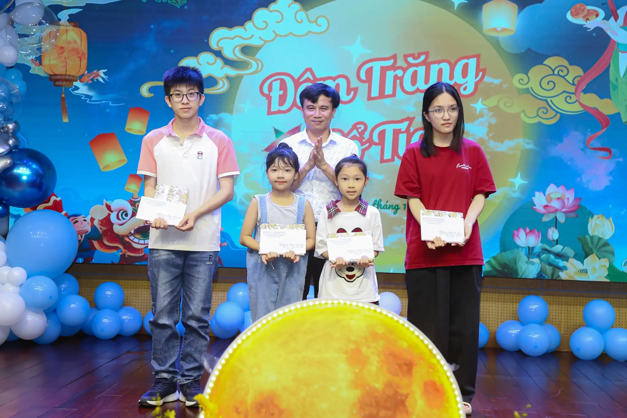 Trung thu 2025 - Lan tỏa yêu thương tại Bệnh viện Sản Nhi Vĩnh Phúc. 6 BSCKII. Tô Quang Hưng - Giám đốc Bệnh viện khen thưởng cho các con em cán bộ, nhân viên có thành tích xuất sắc trong năm học 2024–2025.