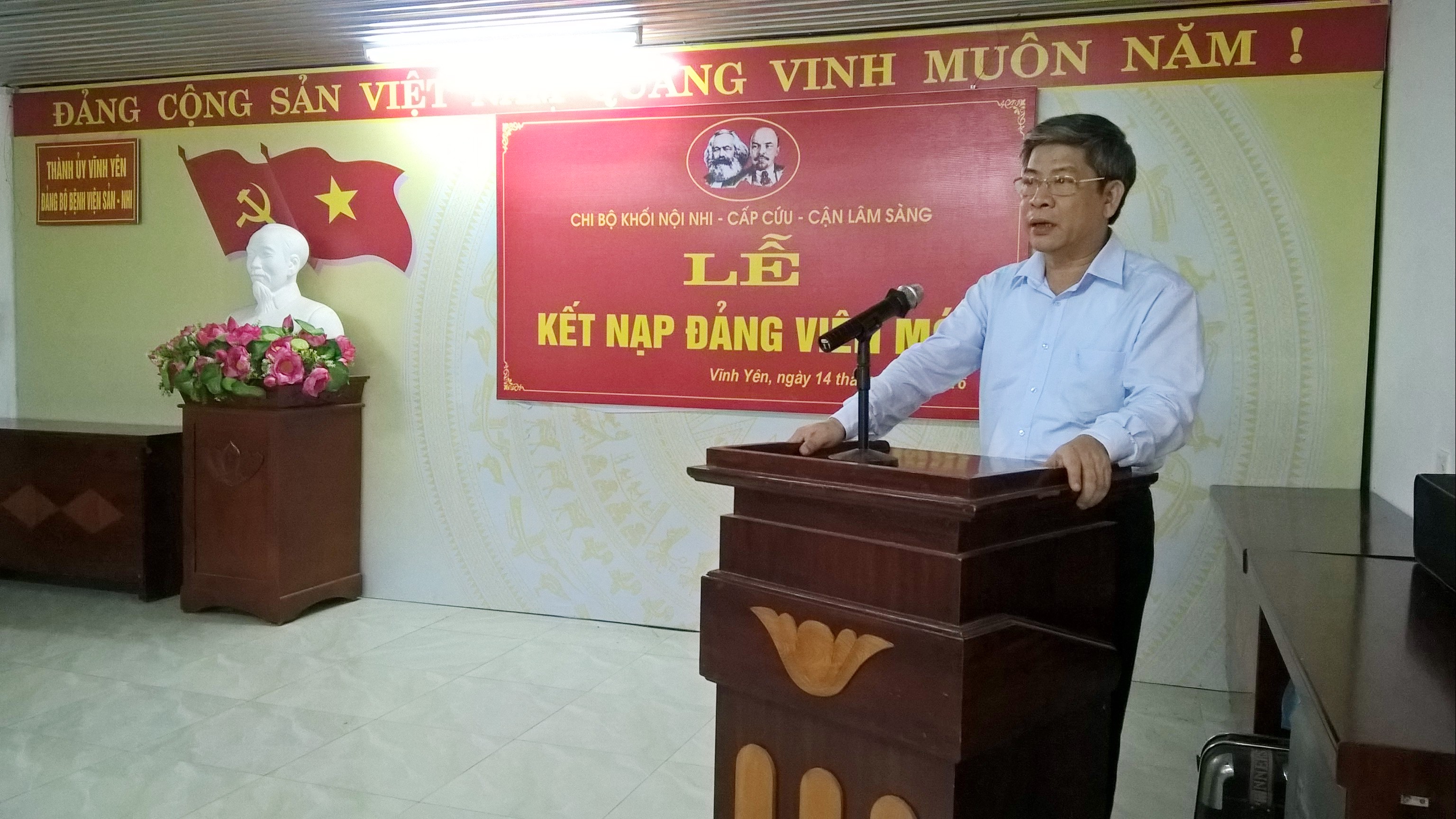 Chi bộ Nội nhi-Cấp cứu-Cận lâm sàng tổ chức Lễ kết nạp Đảng viên mới.