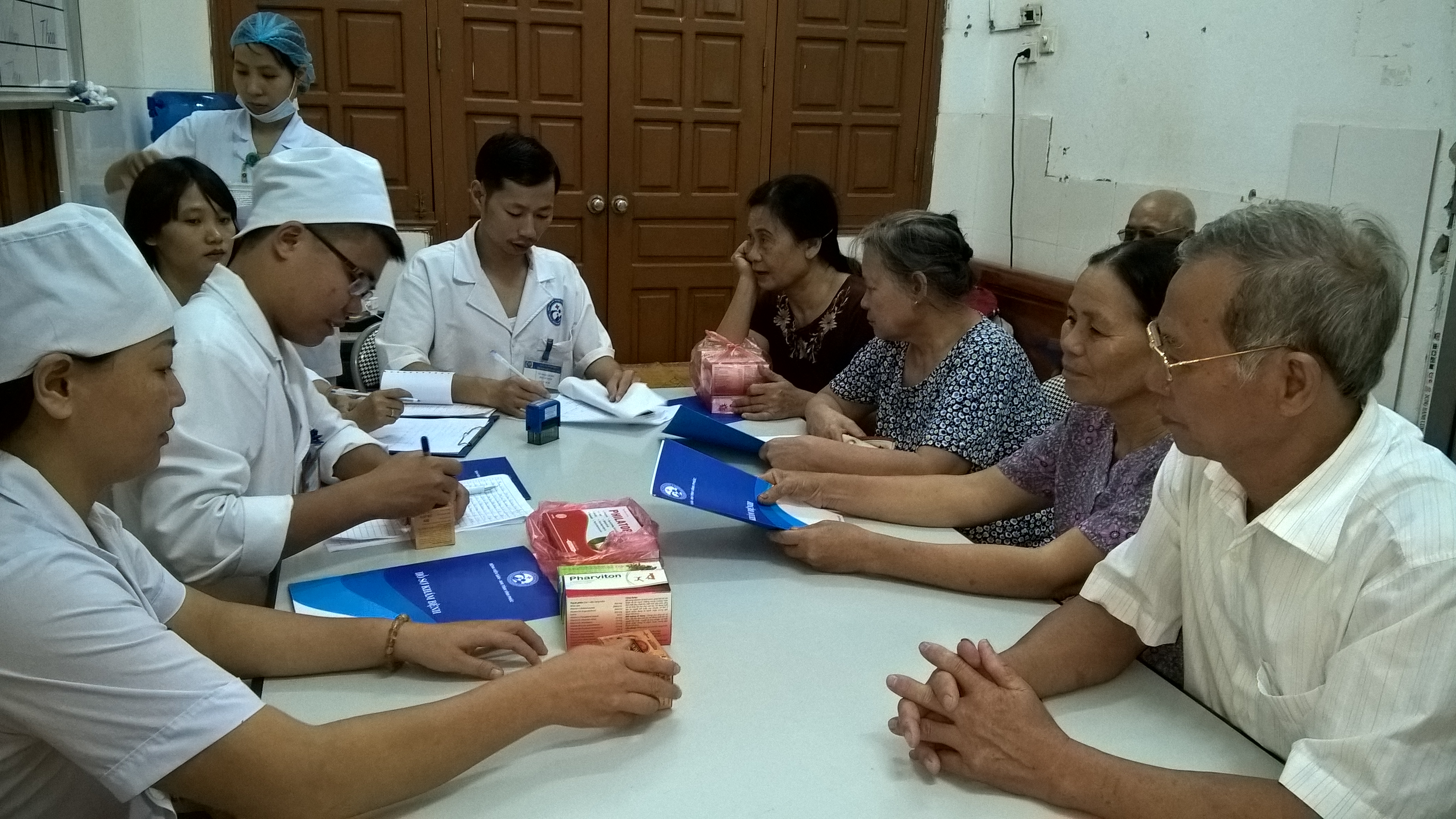 Bệnh viện Sản-Nhi Vĩnh Phúc tổ chức khám sức khỏe cho người cao tuổi phường Khai Quang