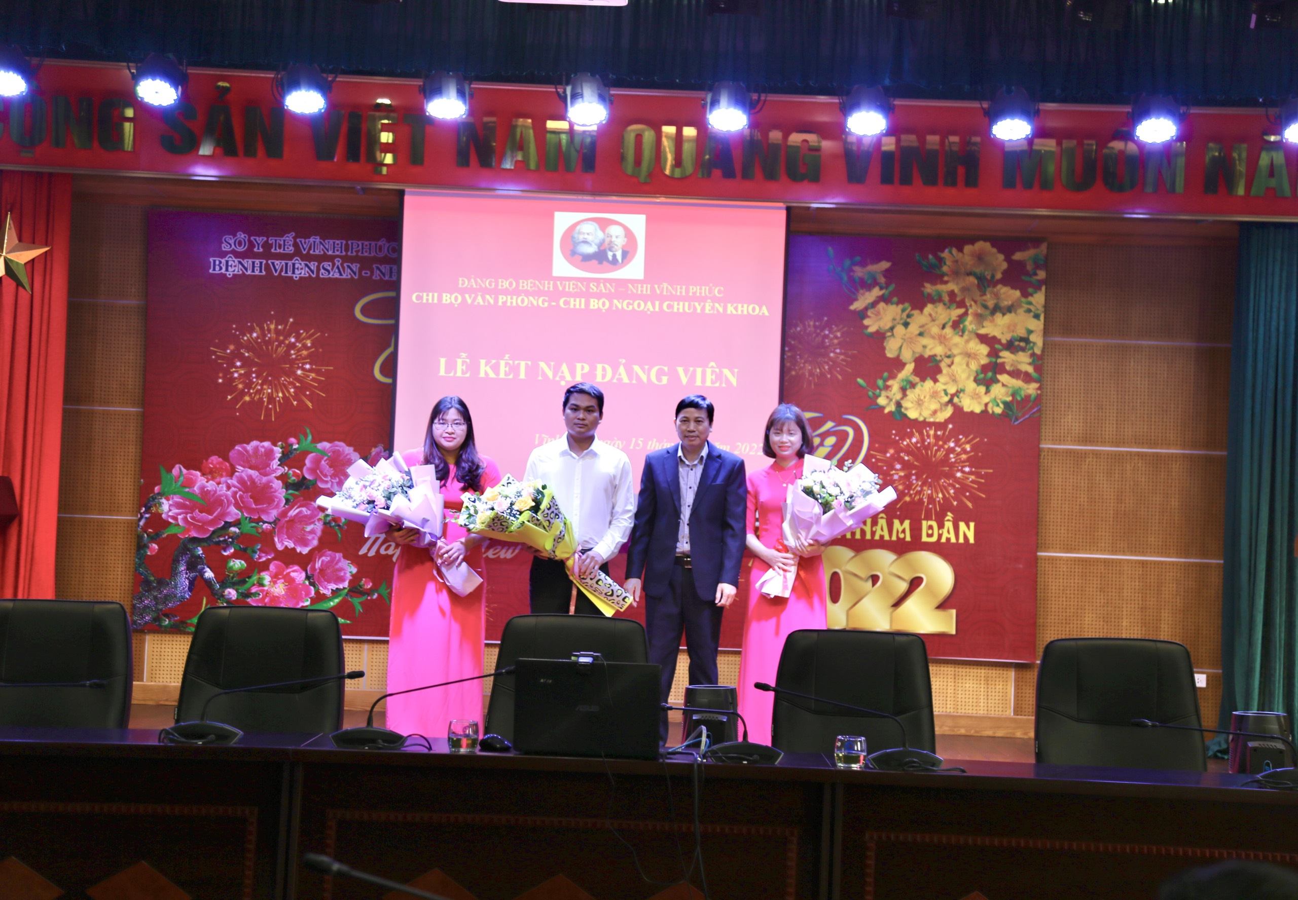 KẾT NẠP ĐẢNG VIÊN MỚI TẠI BỆNH VIỆN SẢN NHI VĨNH PHÚC