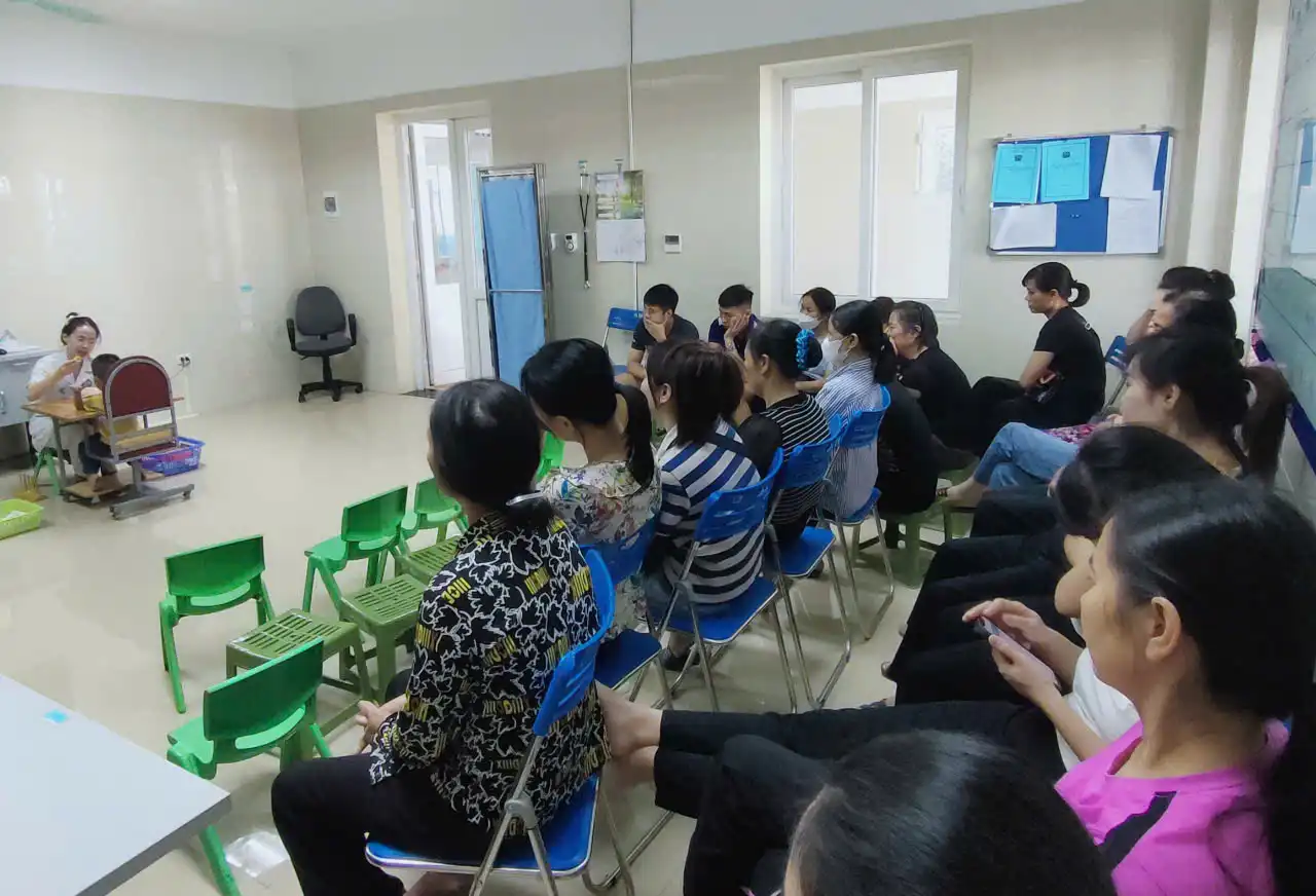 Tư vấn giáo dục sức khỏe cho người chăm sóc trẻ.