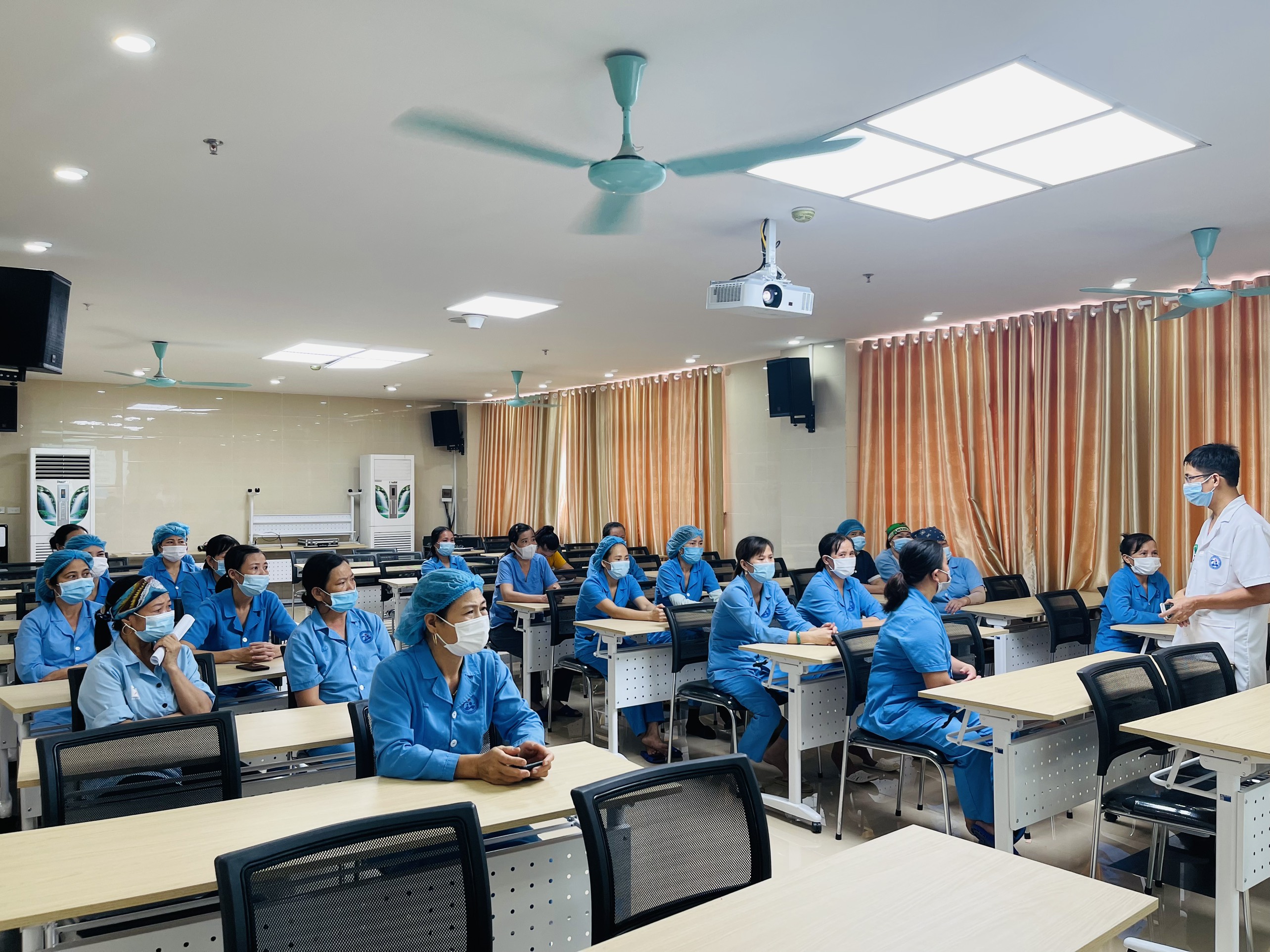 Tập huấn Kiểm soát nhiễm khuẩn năm 2021 cho Hộ lý của Bệnh viện Sản Nhi Vĩnh Phúc