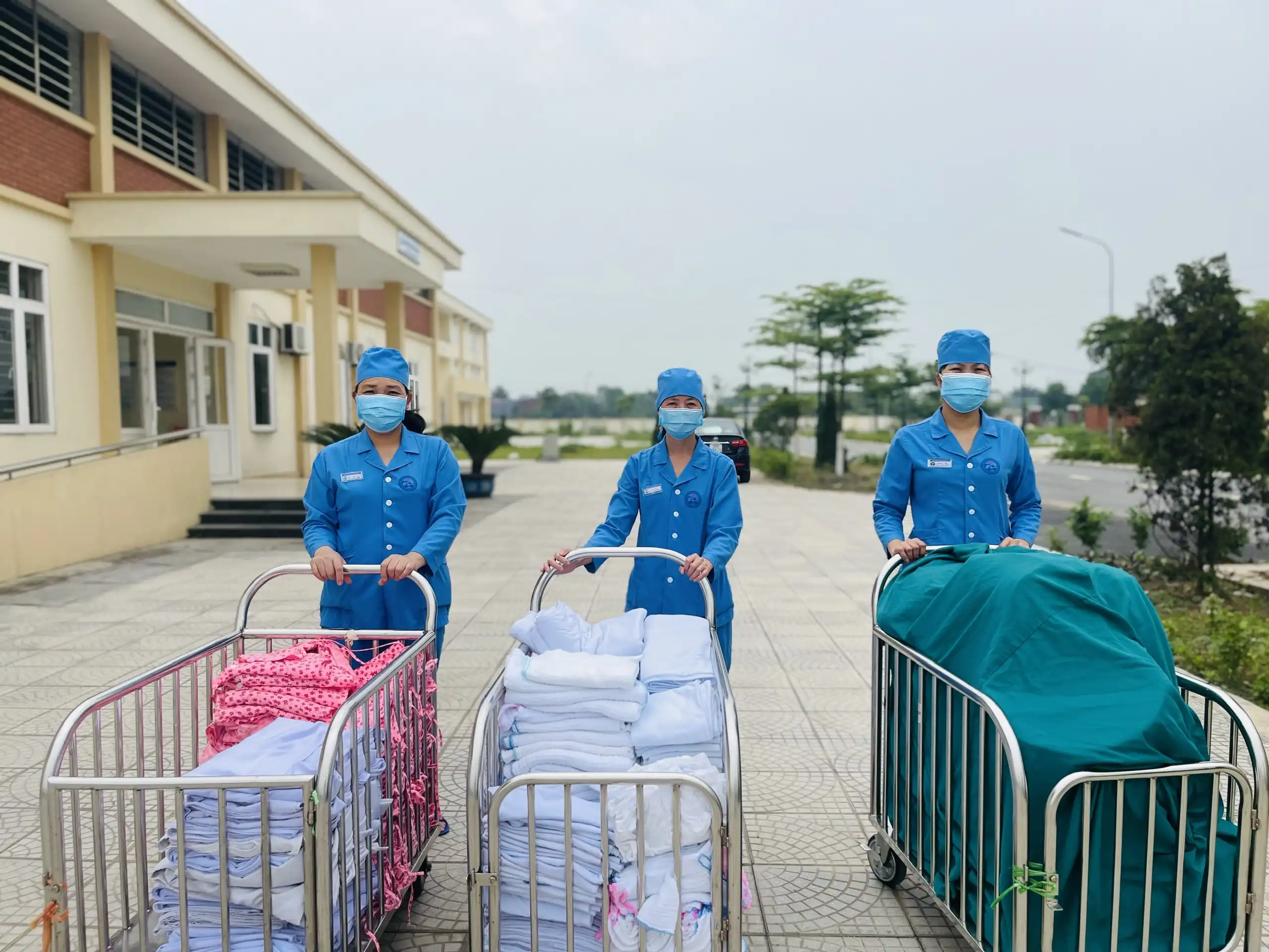 Giao đồ vải, đồ hấp sấy về khoa, trung tâm.