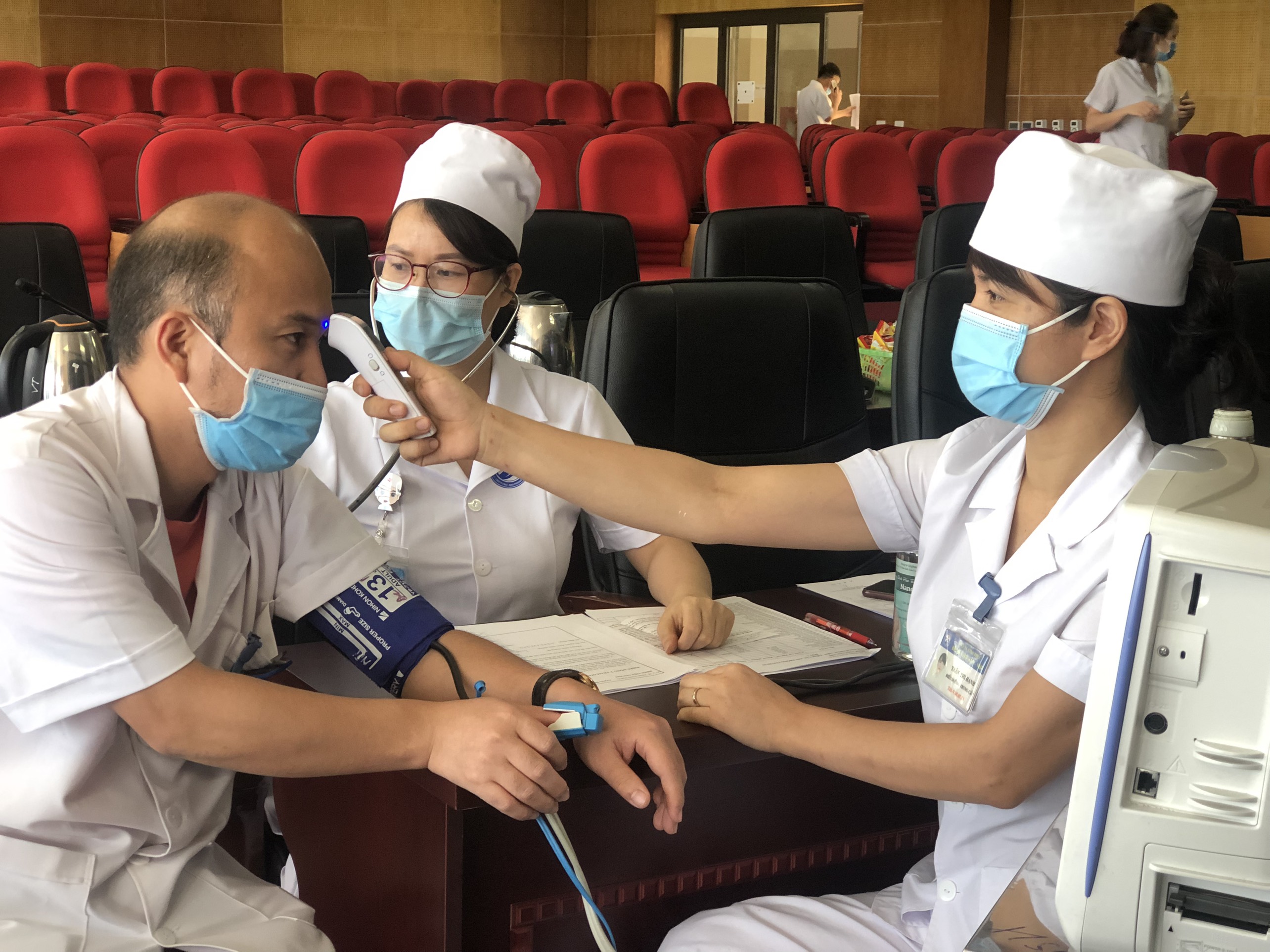 Tổ chức tiêm mũi 2 vacxin COVID – 19 an toàn cho hơn 200 nhân viên y tế 4 f6a0ebfed341271f7e50