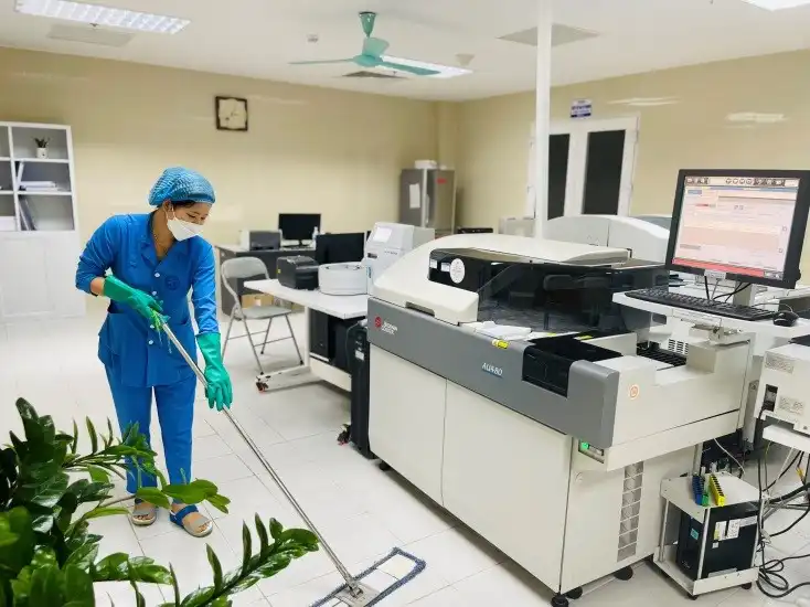 Vệ sinh tại khoa phòng hàng ngày.