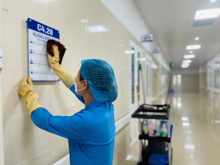 Vệ sinh hàng lang, sảnh chờ.