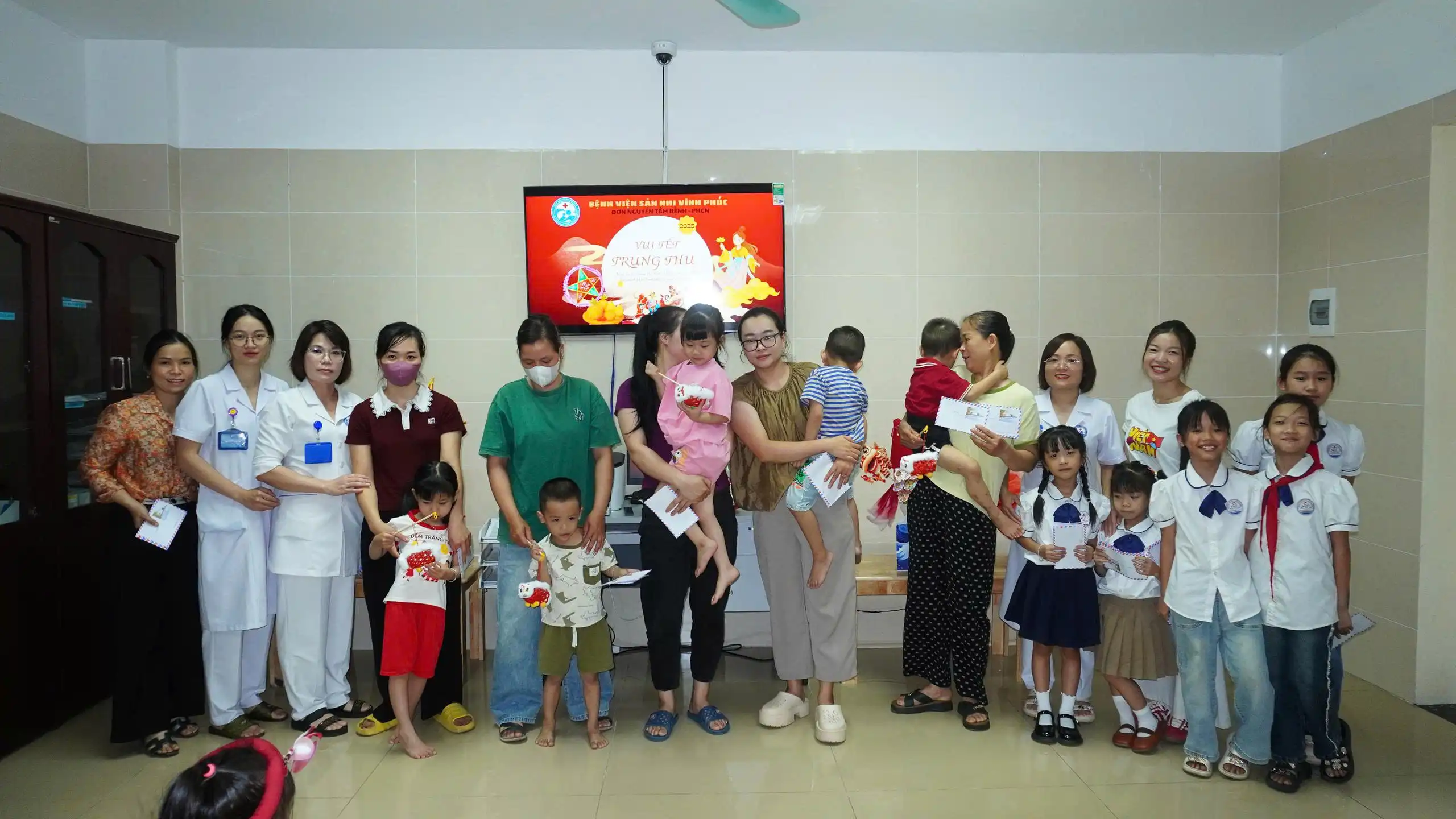 Đoàn thiện nguyện tặng quà cho các bé tại các khoa.