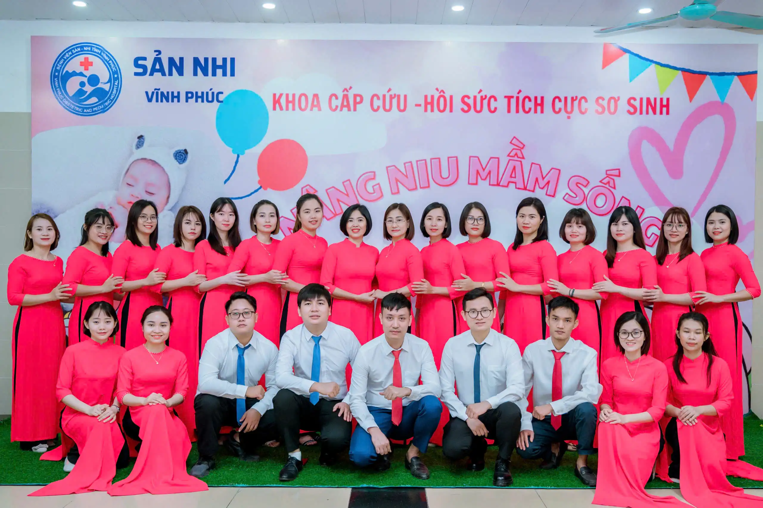 Tập thể khoa Cấp cứu - Hồi sức tích cực Sơ sinh Bệnh viện Sản Nhi Vĩnh Phúc.