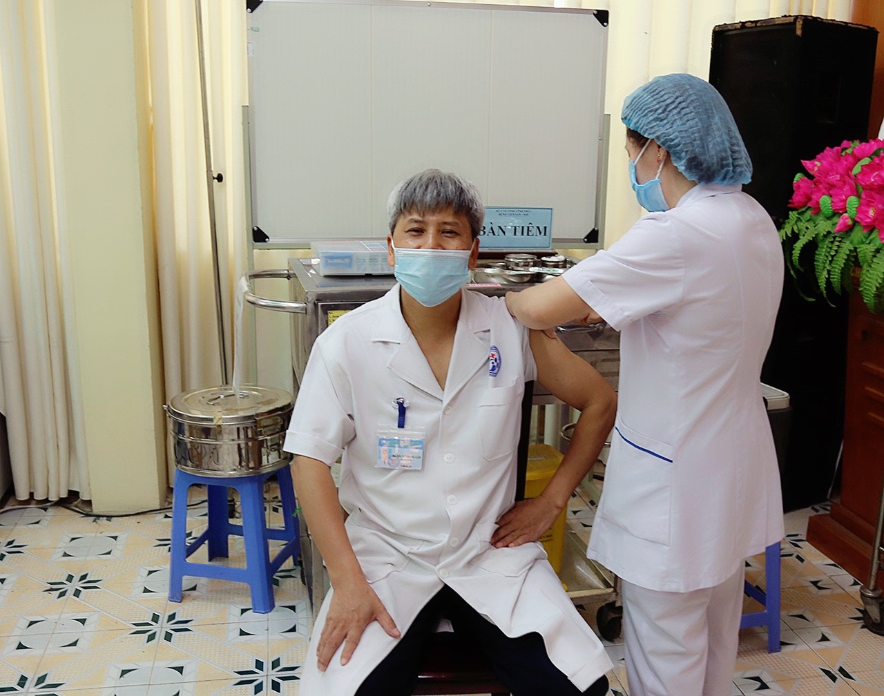 BỆNH VIỆN SẢN NHI VĨNH PHÚC ĐÃ TIÊM 200 LIỀU VẮC-XIN COVID-19 ĐỢT I CHO CÁN BỘ, NHÂN VIÊN BỆNH VIỆN AN TOÀN