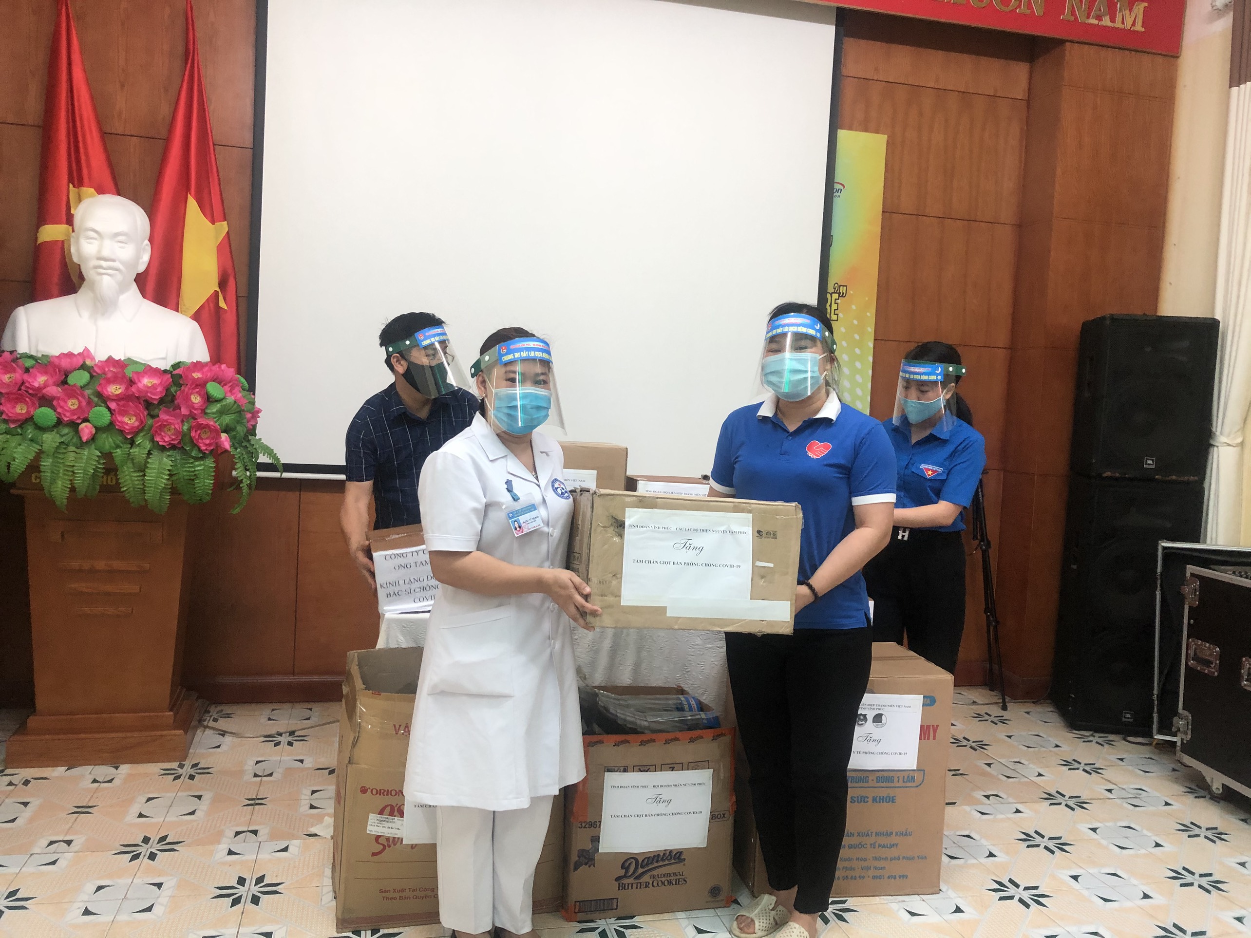 BỆNH VIỆN SẢN NHI VĨNH PHÚC TIẾP NHẬN NHỮNG TẤM LÒNG VÀNG TRONG GIAI ĐOẠN CAO ĐIỂM CỦA DỊCH BỆNH COVID-19