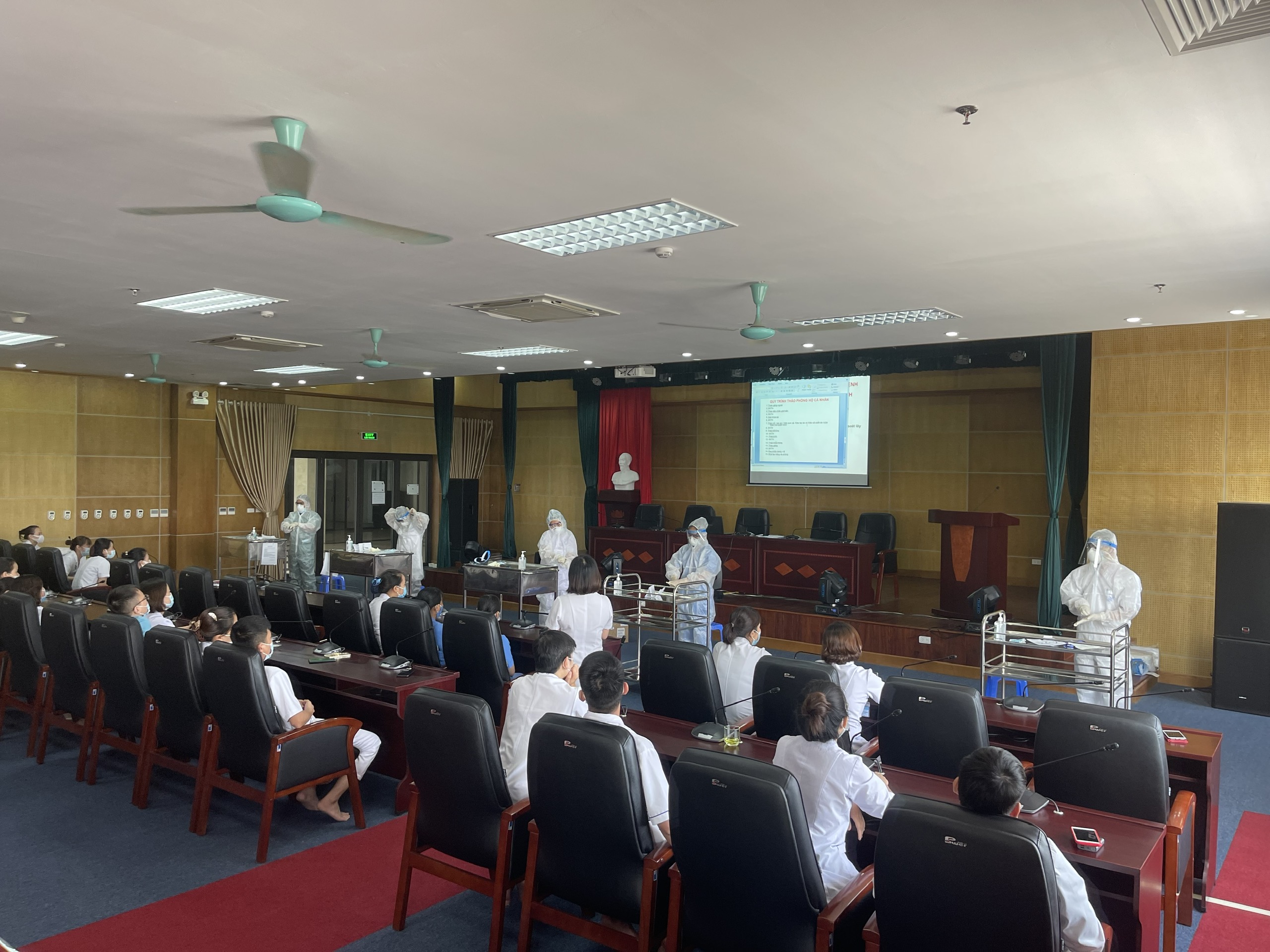 TIẾP TỤC TẬP HUẤN CÁC BIỆN PHÁP PHÒNG, CHỐNG VÀ KIỂM SOÁT DỊCH COVID-19 TRONG TÌNH HÌNH MỚI