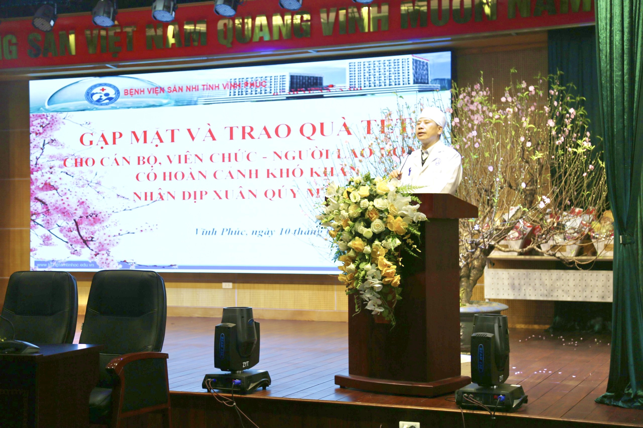 GẶP MẶT VÀ TRAO QUÀ TẾT CHO CÁN BỘ, VIÊN CHỨC, NGƯỜI LAO ĐỘNG CÓ HOÀN CẢNH KHÓ KHĂN NHÂN DỊP XUÂN QUÝ MÃO