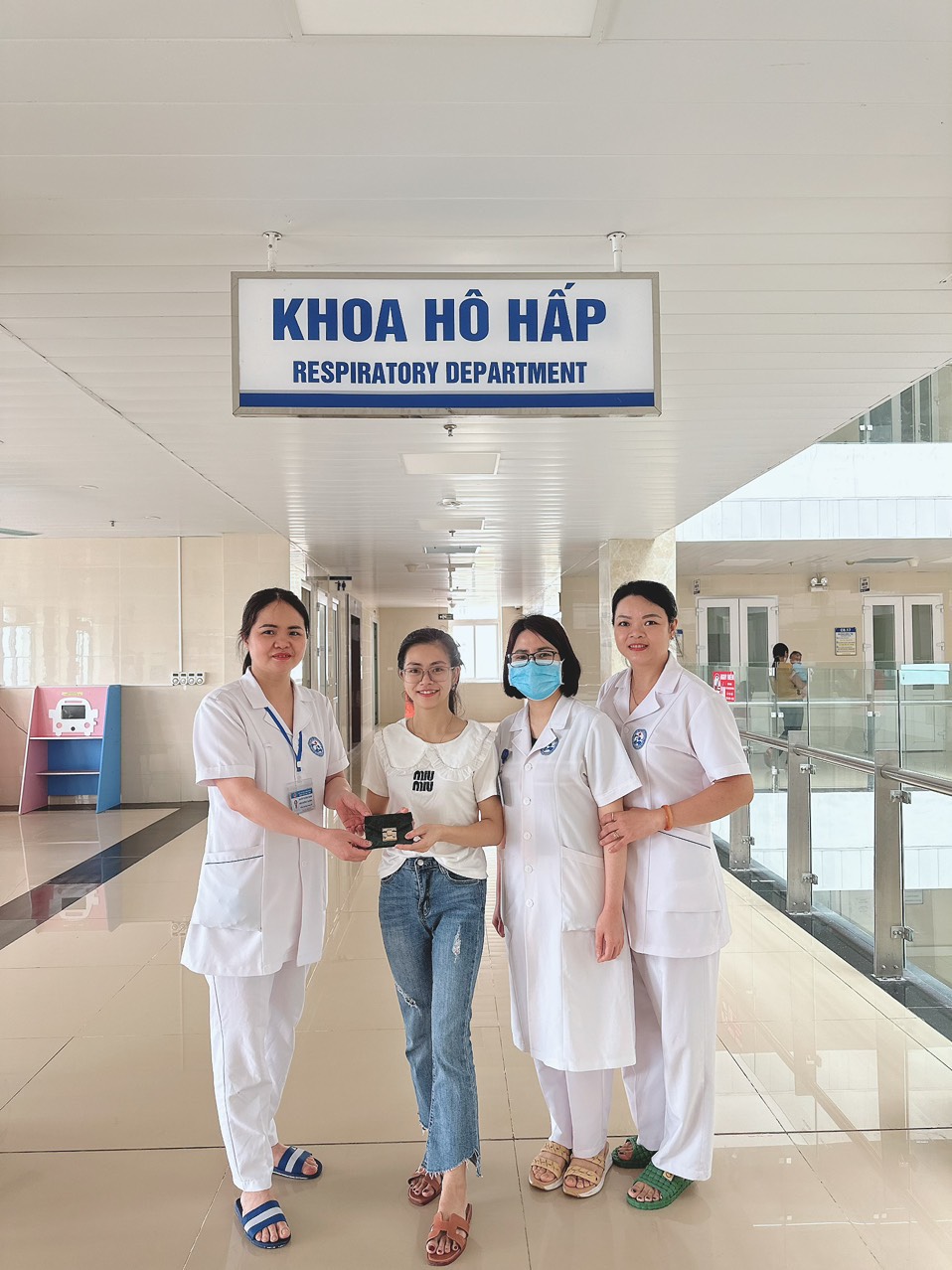 HAI NHÂN VIÊN Y TẾ TRẢ LẠI VÍ TIỀN NGƯỜI NHÀ BỆNH NHÂN ĐÁNH RƠI