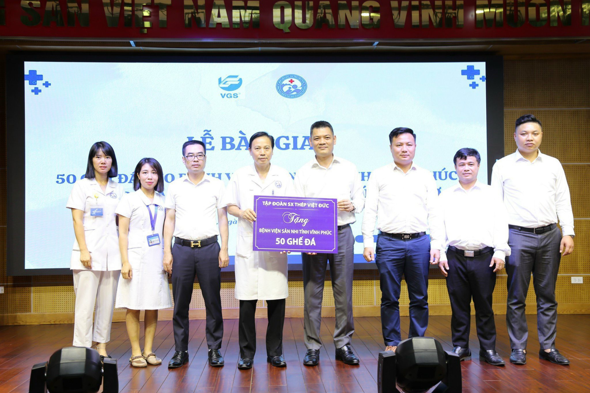 CÔNG TY CỔ PHẦN TẬP ĐOÀN SẢN XUẤT THÉP VIỆT ĐỨC TRAO TẶNG GHẾ ĐÁ CHO BỆNH VIỆN SẢN NHI TỈNH VĨNH PHÚC