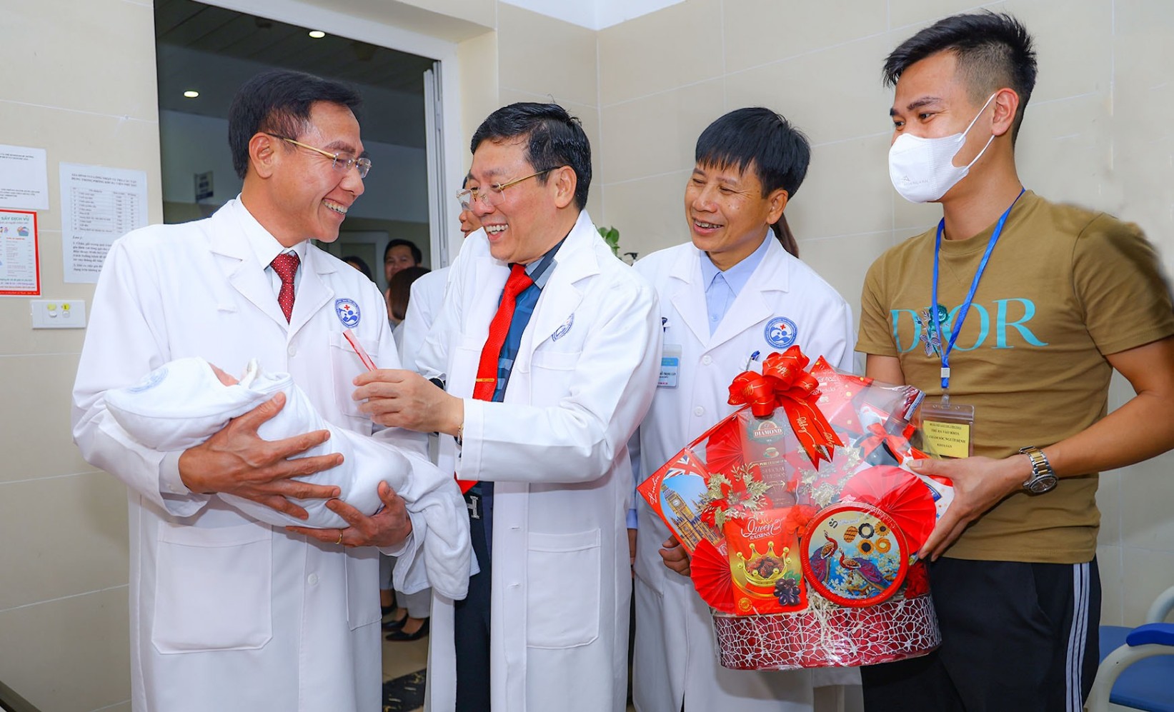 CHỦ TỊCH UBND TỈNH VĨNH PHÚC ĐẾN THĂM VÀ TẶNG QUÀ NGƯỜI BỆNH TẠI BỆNH VIỆN SẢN NHI TỈNH VĨNH PHÚC