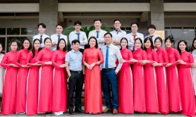 Giám đốc Bệnh viện, Phó Giám đốc phụ trách khối chụp hình lưu niệm cùng tập thể cán bộ khoa Hồi sức tích cực và chống độc.