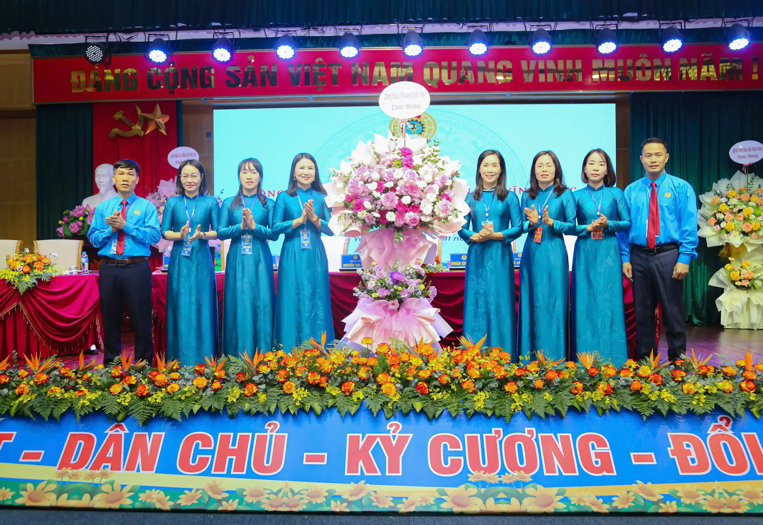 Đồng chí Trần Thị Xuân – UV BTV LĐLĐ tỉnh, Phó chủ tịch UBMTTQ Việt Nam phường, Chủ tịch Công đoàn phường, cùng các đồng chí trong BTV Công đoàn phường Vĩnh Yên tặng hoa chúc mừng Đại hội.