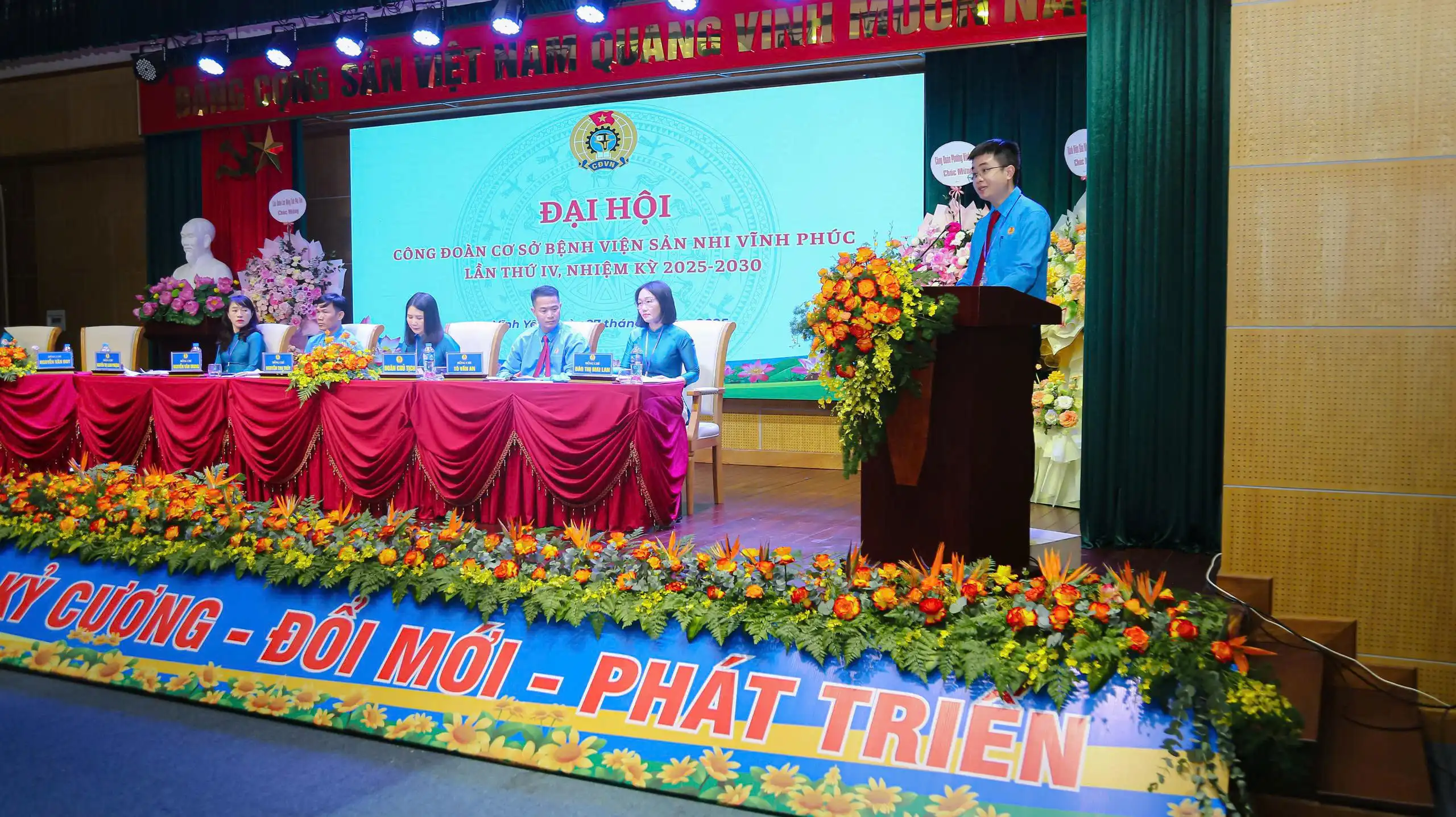 Đ/c Nguyễn Văn Duy - Trưởng đoàn Thư ký thông qua Nghị Quyết Đại hội