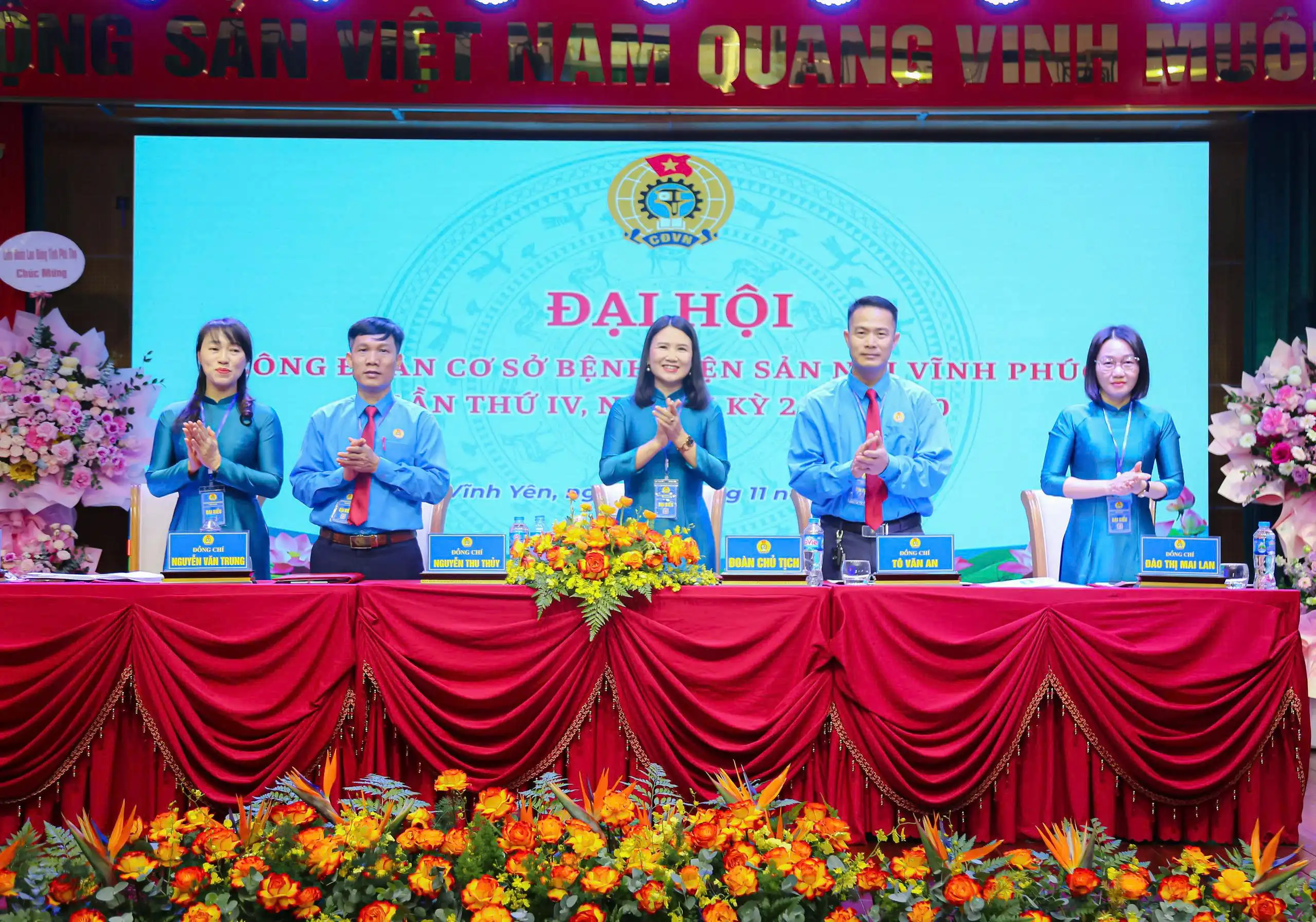 Đoàn chủ tịch chủ trì Đại hôi. 