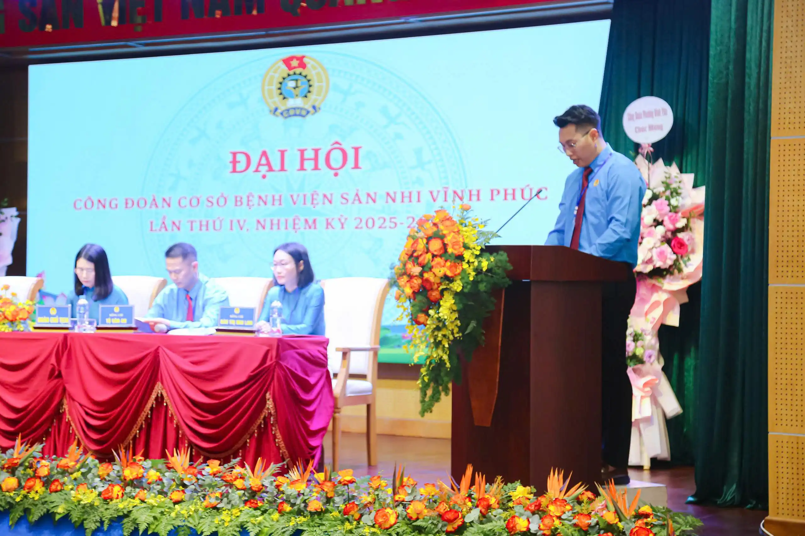 Đ/c Nguyễn Thanh Tùng - Phó trưởng khoa Phụ, Trưởng ban kiểm tra tư cách đại biểu, báo cáo kết quả kiểm tra tại Đại hội.