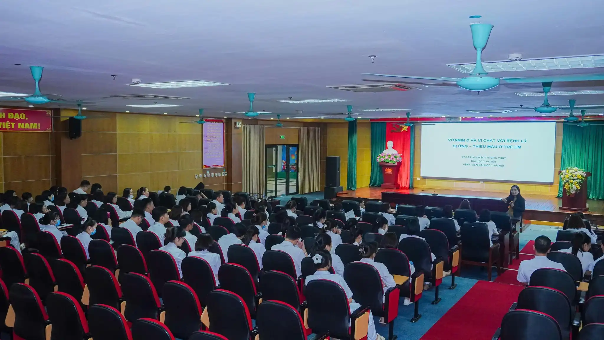 Sinh hoạt khoa học 2025: Chuyên đề về Vitamin D, vi chất và bệnh lý dị ứng – thiếu máu ở trẻ em. 4 Các nhân viên tham dự buổi sinh hoạt khoa học.