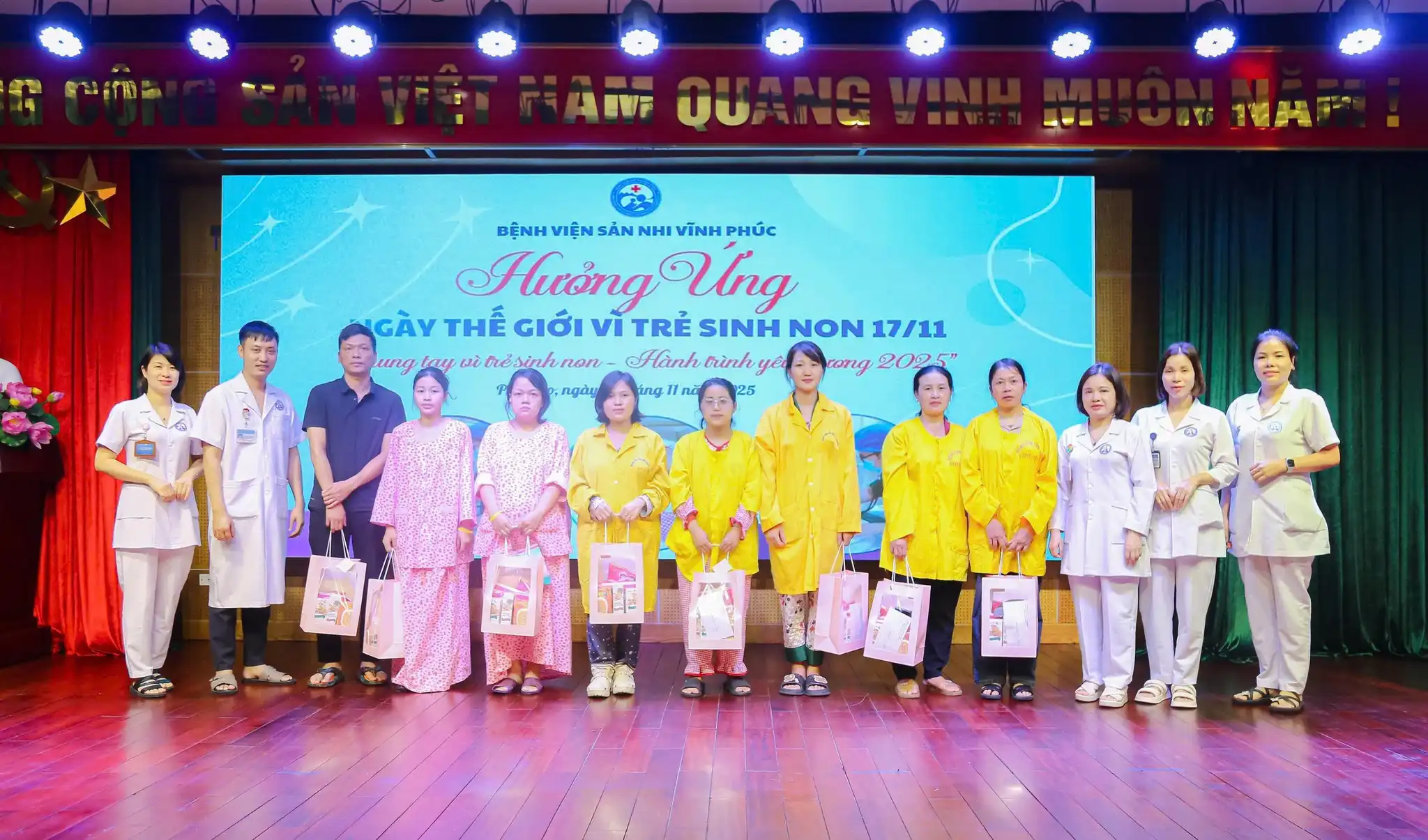 Đại diện Bệnh viện, HSCKI. Nguyễn Thị Thu Huyền - TP Điều dưỡng Bệnh viện: BSCKI. Bạch Văn Phấn - Phó trưởng khoa CC-HSTC Sơ sinh; Điều dưỡng trưởng khoa Sản, Sản thường trao tặng quà cho các gia đình có em bé sơ sinh sin non điều trị tại Bệnh viện.