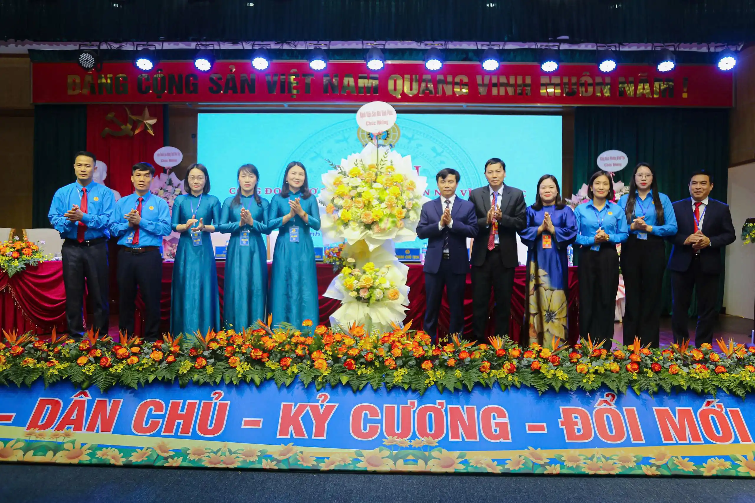 đồng chí Tô Quang Hưng - Bí Thư Đảng Ủy, Giám đốc Bệnh viện Sản Nhi Vĩnh Phúc, cùng các đồng chí trong Đảng ủy Bệnh viện tặng hoa chúc mừng Đại hội.