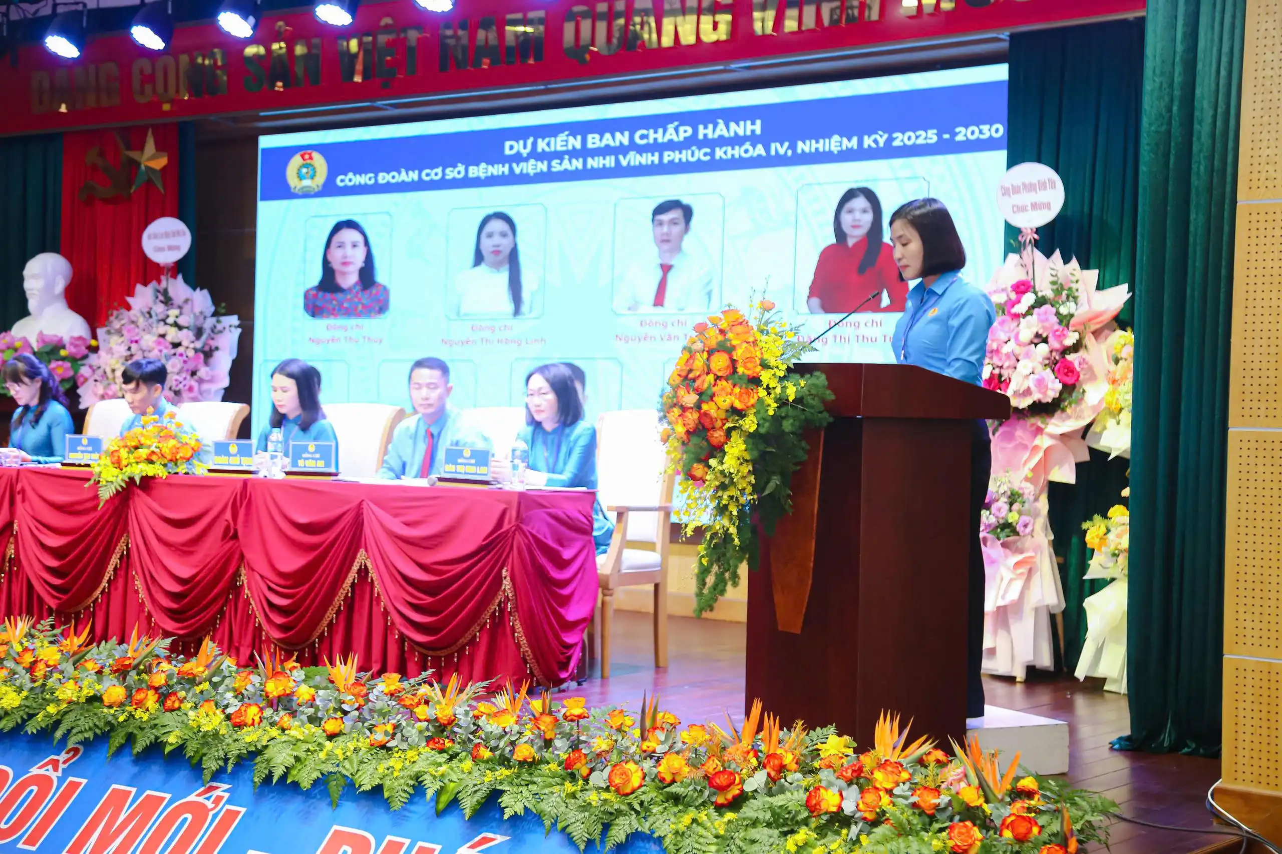 Đ/c Phùng Thị Hải Minh - Trưởng khoa Sản, Trưởng ban Bầu cử tiến hành hoạt động bầu cử Ban chấp hành Công đoàn.