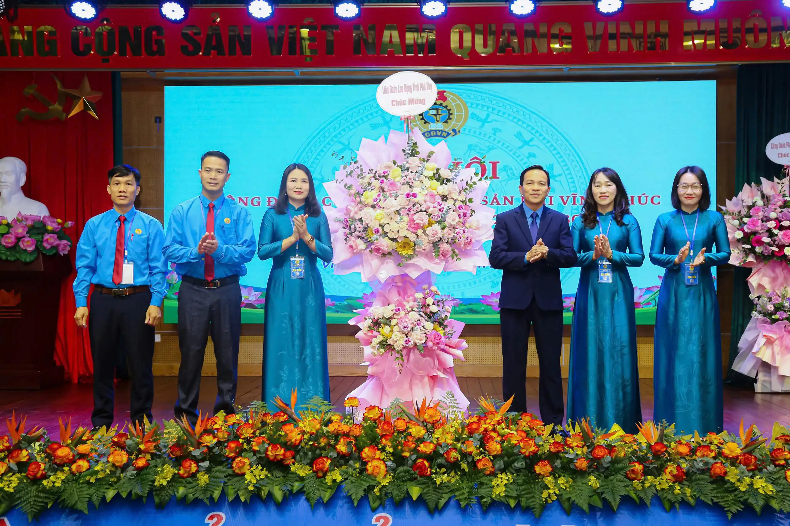  Đồng chí Đỗ Ngọc Anh - Phó Chủ tịch LĐLĐ tỉnh Phú Thọ tặng hoa chúc mừng Đại hội.