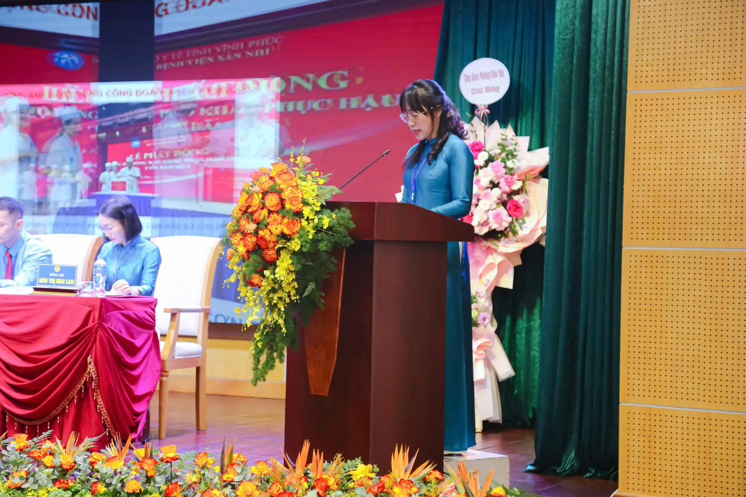 Đồng chí Nguyễn Thị Loan Phường - Phó chủ tịch Công đoàn Bệnh viện đọc báo cáo chính trị nhiệm kỳ 2023-2028 và phương hướng nhiệm vụ nhiệm kỳ 2025-2030.