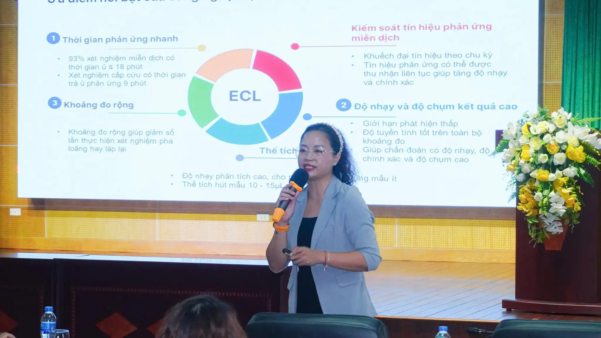 Sinh hoạt khoa học 2025: Chuyên đề về Vitamin D, vi chất và bệnh lý dị ứng – thiếu máu ở trẻ em. 3 ThS. Đinh Thanh Huyền (Công ty TNHH Roche Việt Nam) chia sẻ chuyên đề Xét nghiệm Vitamin D và xét nghiệm thiếu máu trong lâm sàng nhi khoa