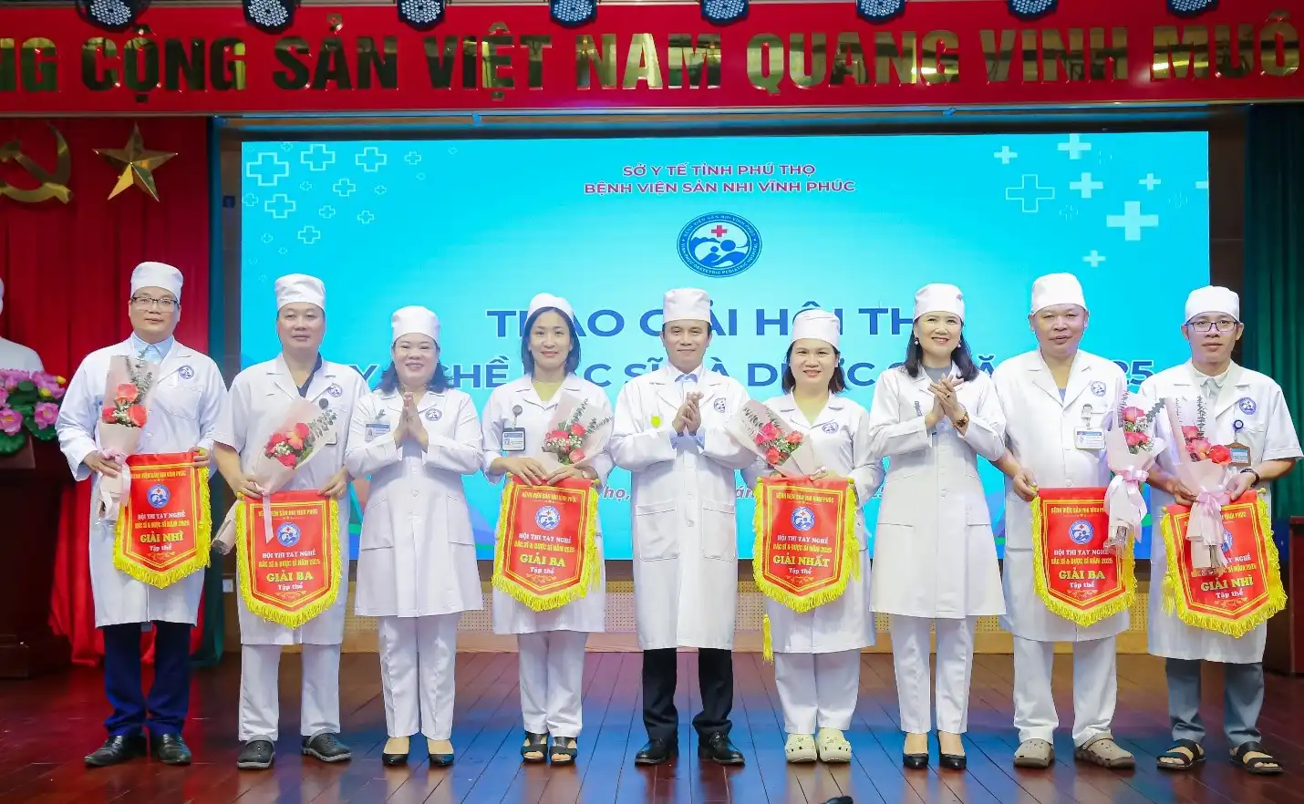 Ban Giám đốc Bệnh viện chụp hình lưu niệm cùng các cá nhân đạt giải tại Hội thi.