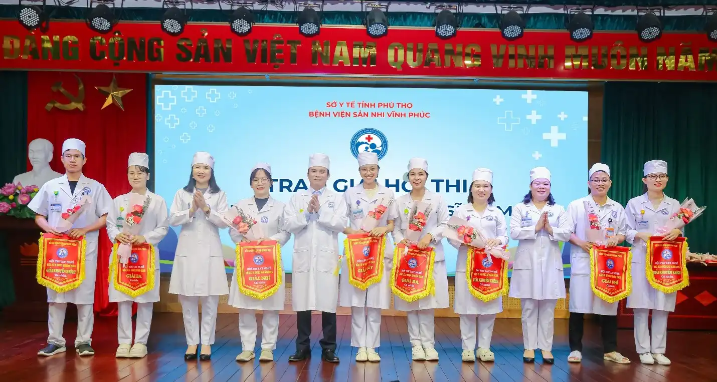 Ban Giám đốc Bệnh viện chụp hình lưu niệm cùng các cá nhân đạt giải tại Hội thi.
