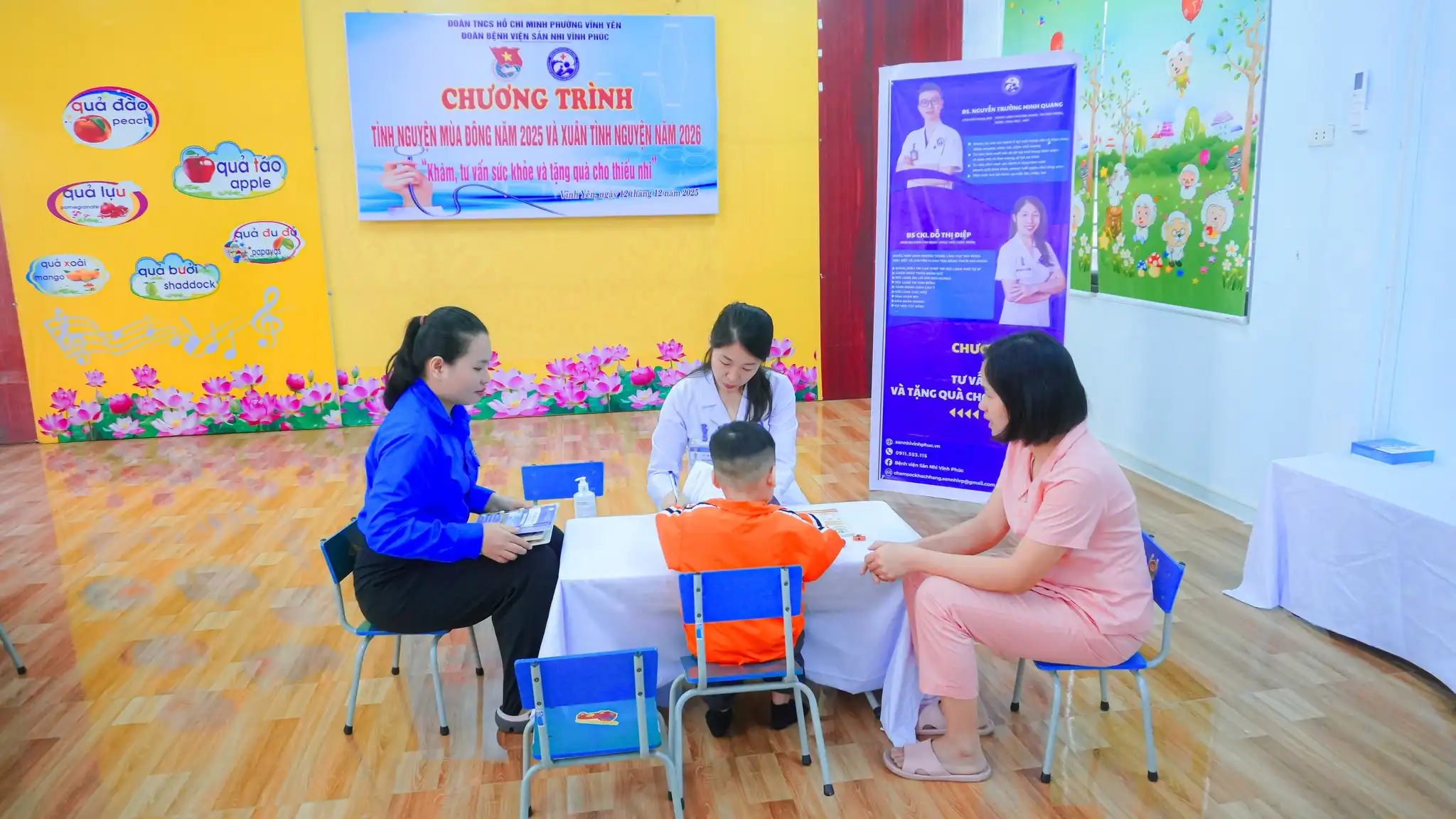 BS Đỗ Thị Điệp khám và tư vấn cho giáo viên.