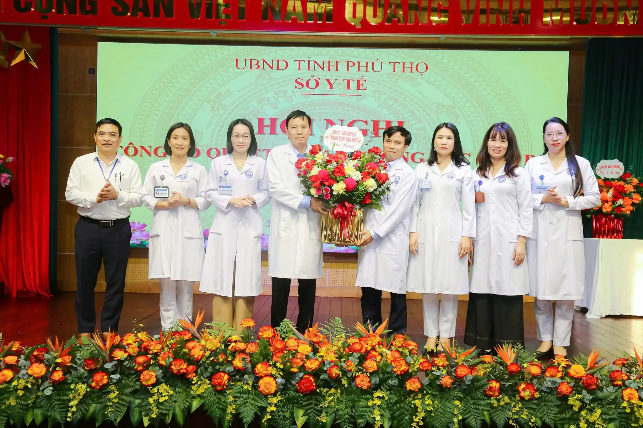 Ban chấp hành Đảng ủy tặng hoa chúc mừng BS Ngọc