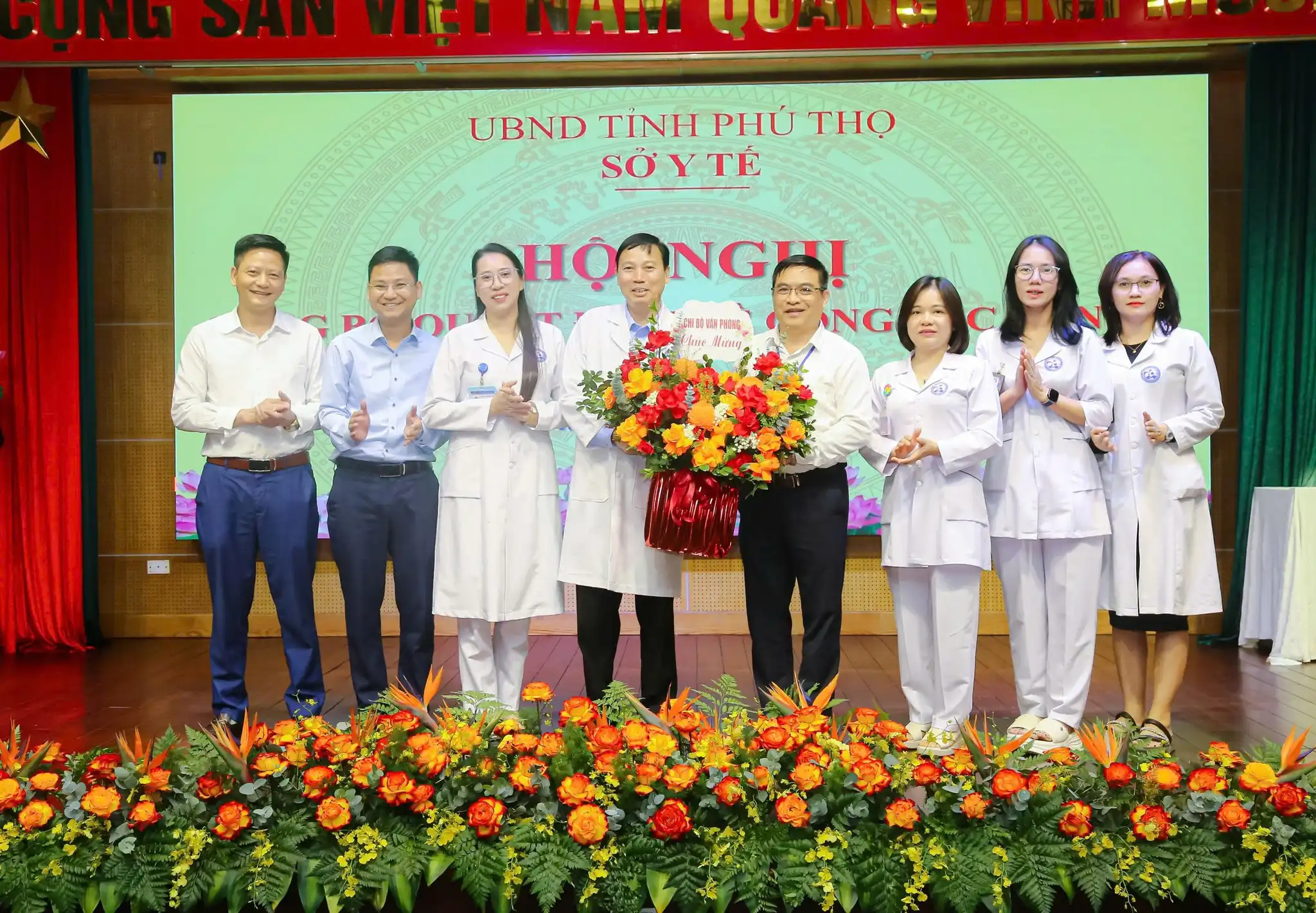 Chi bộ Văn Phòng chúc mừng