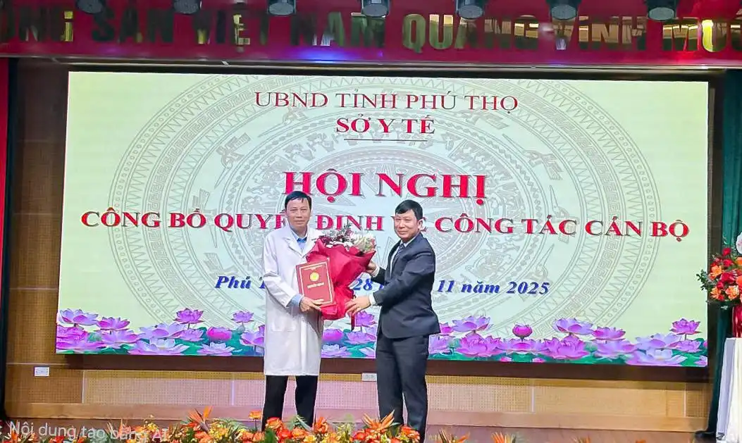 Đồng chí Đặng Văn Hải trao quyết định cho BSCKI. Nguyễn Thanh Ngọc
