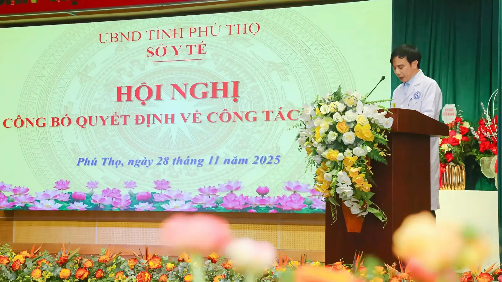 Đồng chí Tô Quang Hưng - Bí thư Đảng ủy, Giám đốc Bệnh viện phát biểu tri ân những đóng góp của BSCKI. Nguyễn Thanh Ngọc tại Hội Nghị