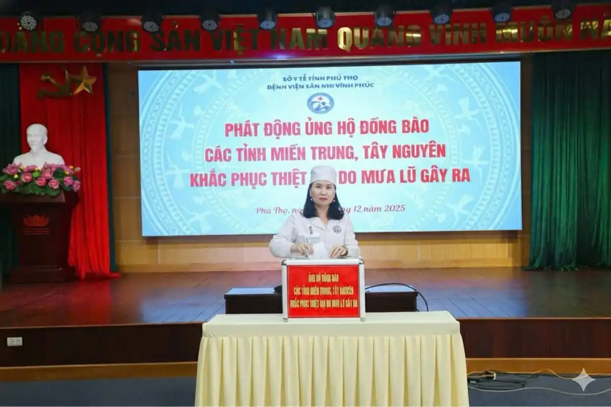BỆNH VIỆN SẢN NHI VĨNH PHÚC PHÁT ĐỘNG ỦNG HỘ ĐỒNG BÀO MIỀN TRUNG, TÂY NGUYÊN BỊ THIỆT HẠI DO MƯA LŨ 2025. 2 BSCKII. Nguyễn Thu Thủy - Phó Giám đốc, Chủ tịch Công đoàn Bệnh viện tham gia ủng hộ tại Lễ phát động.