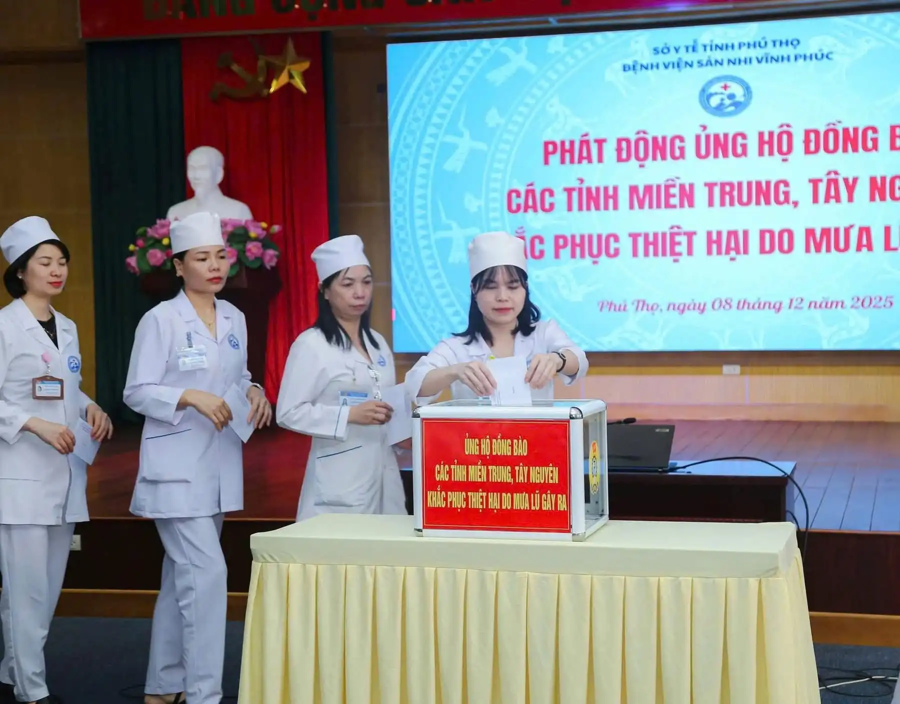 BỆNH VIỆN SẢN NHI VĨNH PHÚC PHÁT ĐỘNG ỦNG HỘ ĐỒNG BÀO MIỀN TRUNG, TÂY NGUYÊN BỊ THIỆT HẠI DO MƯA LŨ 2025. 4 Lãnh đạo các khoa, phòng, trung tâm, đơn nguyên tại Lễ phát động.