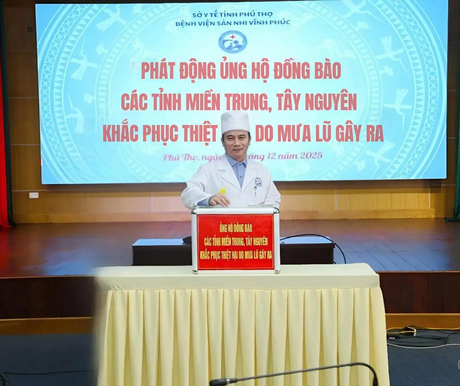 BỆNH VIỆN SẢN NHI VĨNH PHÚC PHÁT ĐỘNG ỦNG HỘ ĐỒNG BÀO MIỀN TRUNG, TÂY NGUYÊN BỊ THIỆT HẠI DO MƯA LŨ 2025. 1 BSCKII. Tô Quang Hưng - Giám đốc Bệnh viện ủng hộ tại Lễ phát động.