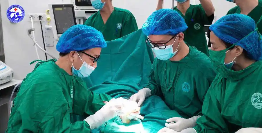 BSCKI. Phạm Quang Phước cùng ê kíp phẫu thuật. 